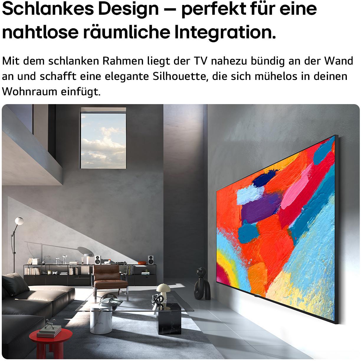 Ein schlanker TV an einer grauen Wand in einem modernen Wohnzimmer mit bunter abstrakter Kunst.