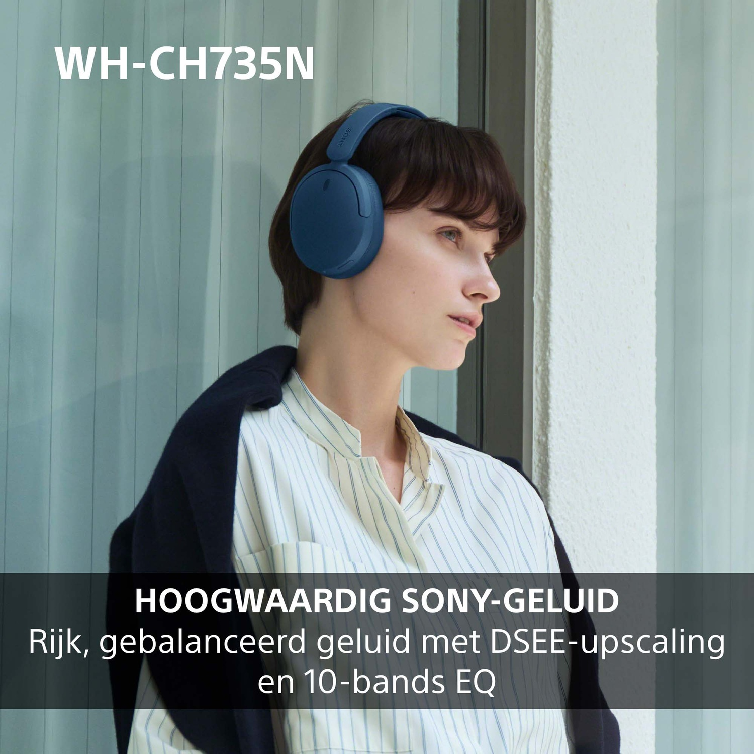 Een vrouw met een blauwe koptelefoon tegen een witte achtergrond.