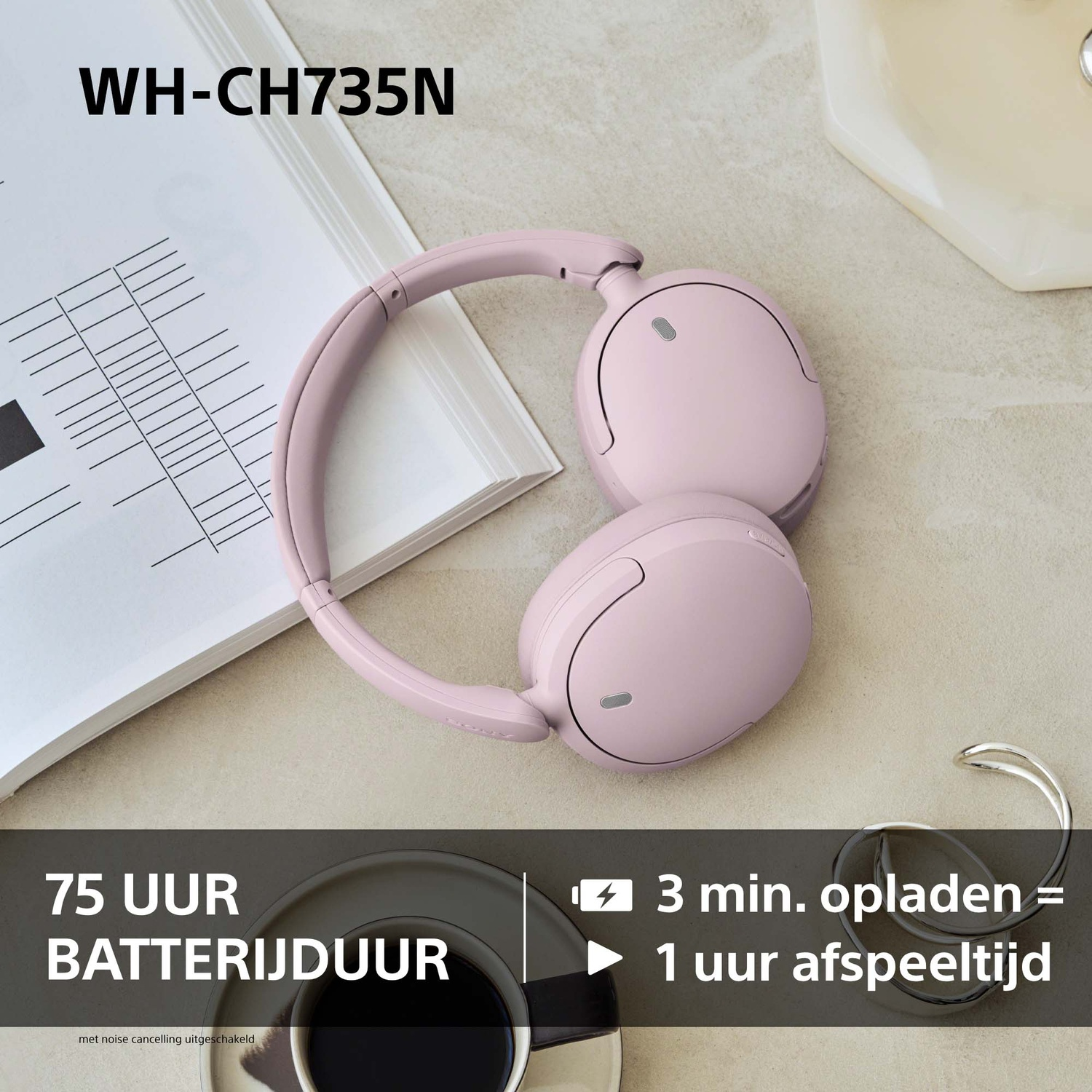Roze draadloze koptelefoon op een beige oppervlak met tekst en iconen.