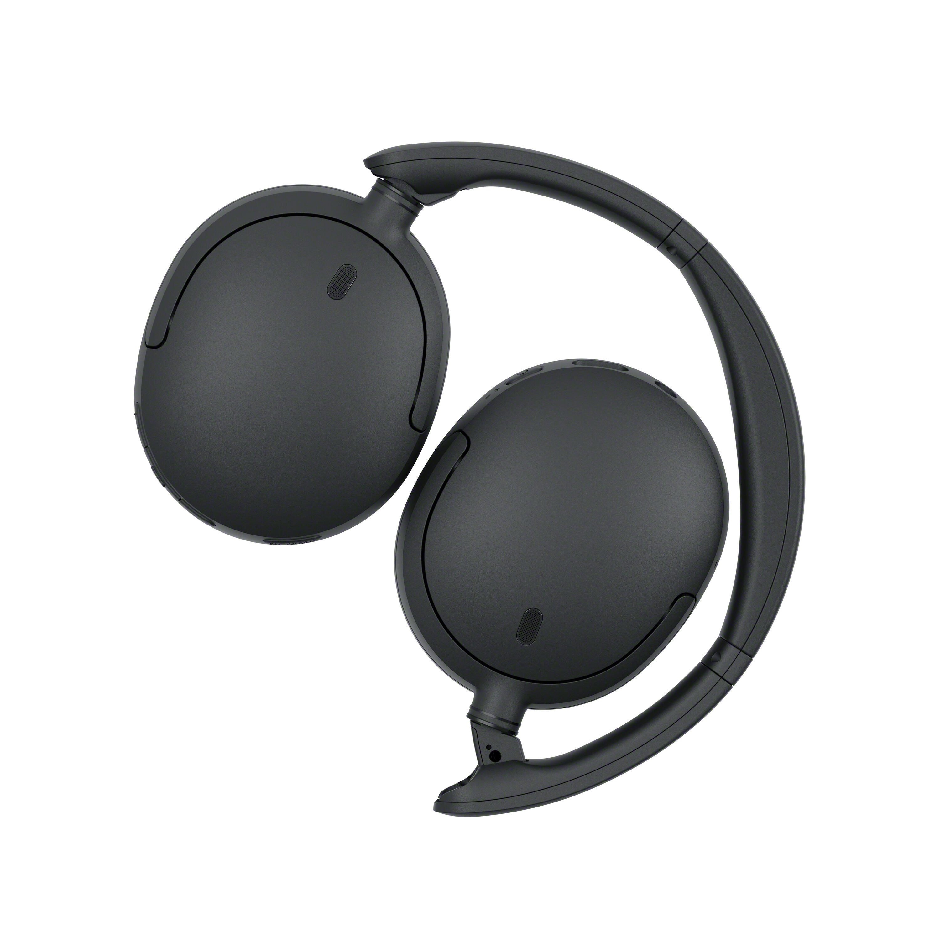 Auriculares inalambricos negros supraaurales plegados sobre fondo blanco.