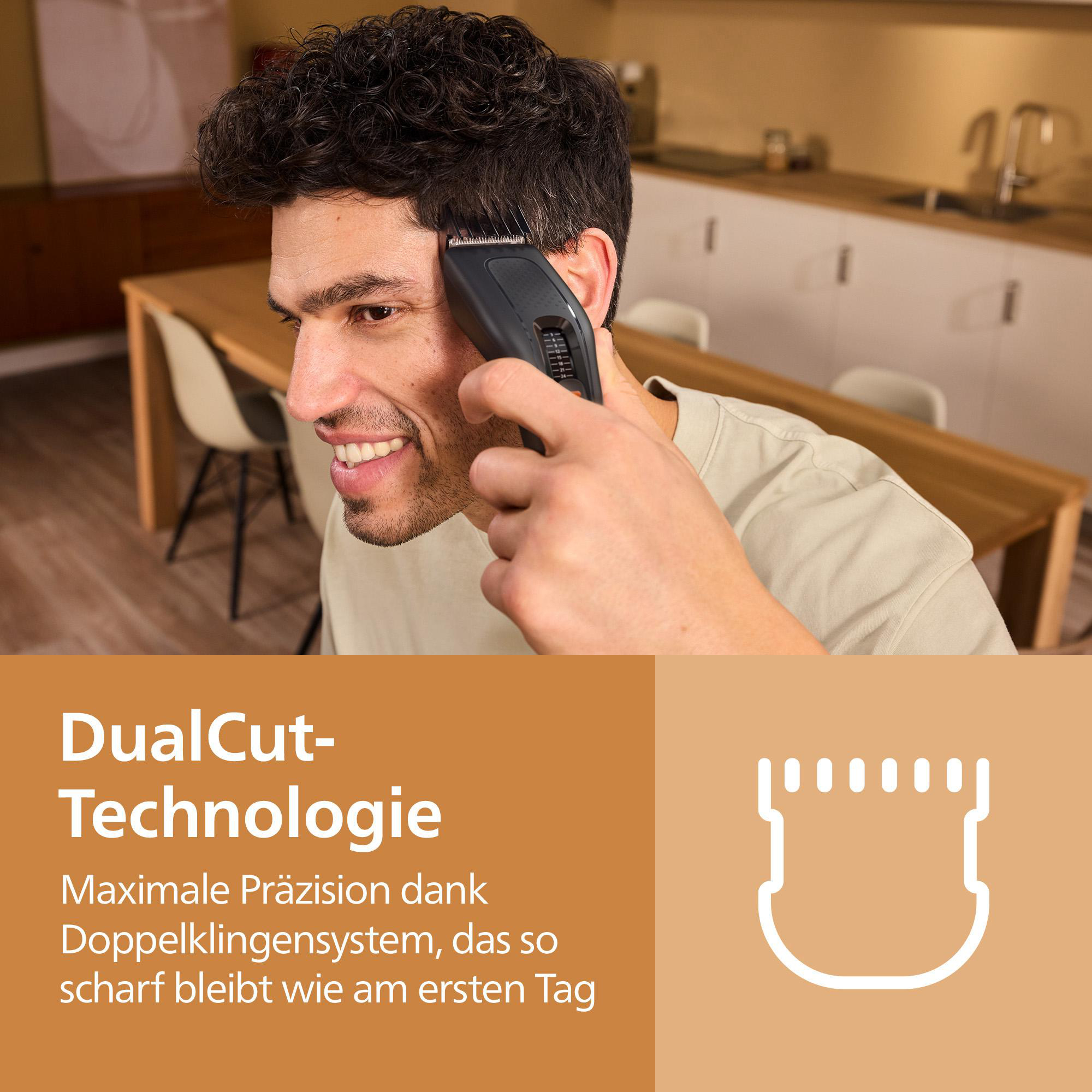 Ein Mann schneidet sich mit einem Haarschneider die Haare.