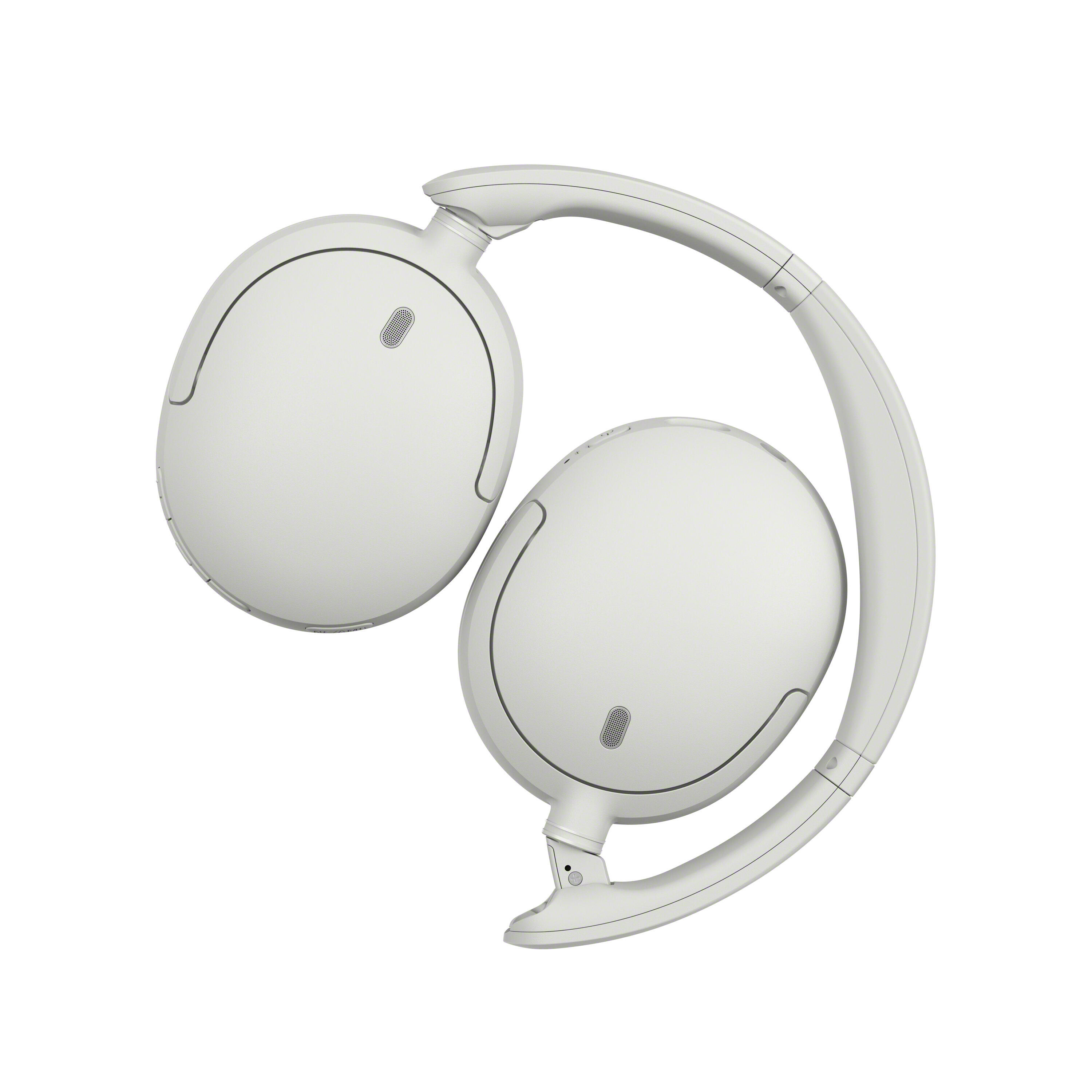 Auriculares supraaurales blancos plegables sobre fondo blanco.