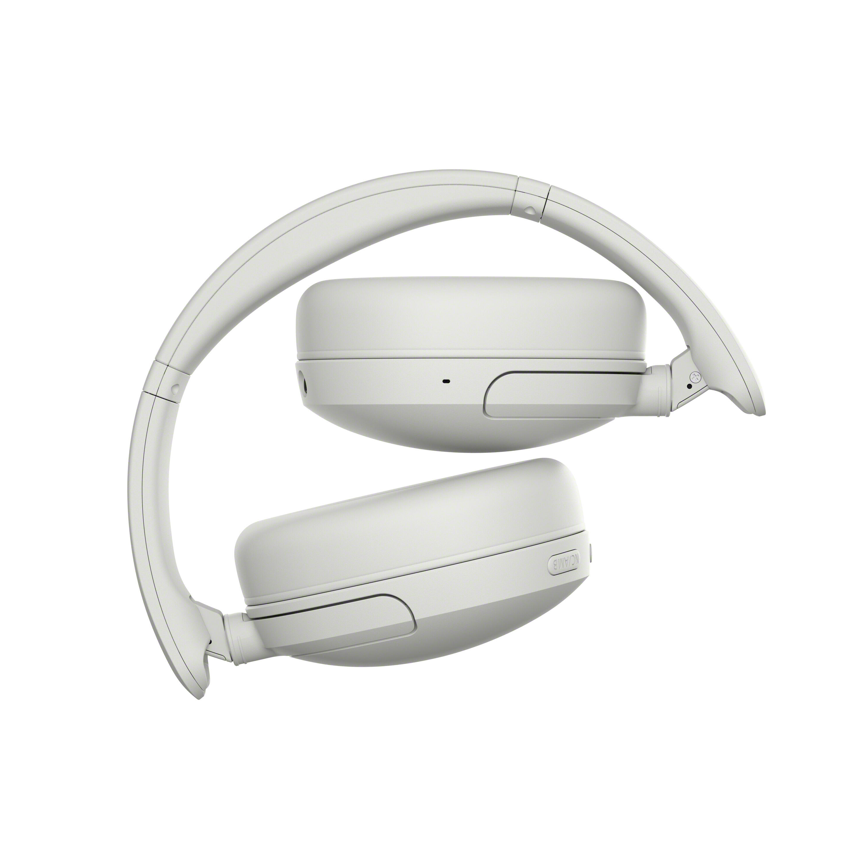 Auriculares supraaurales blancos plegables sobre fondo blanco.