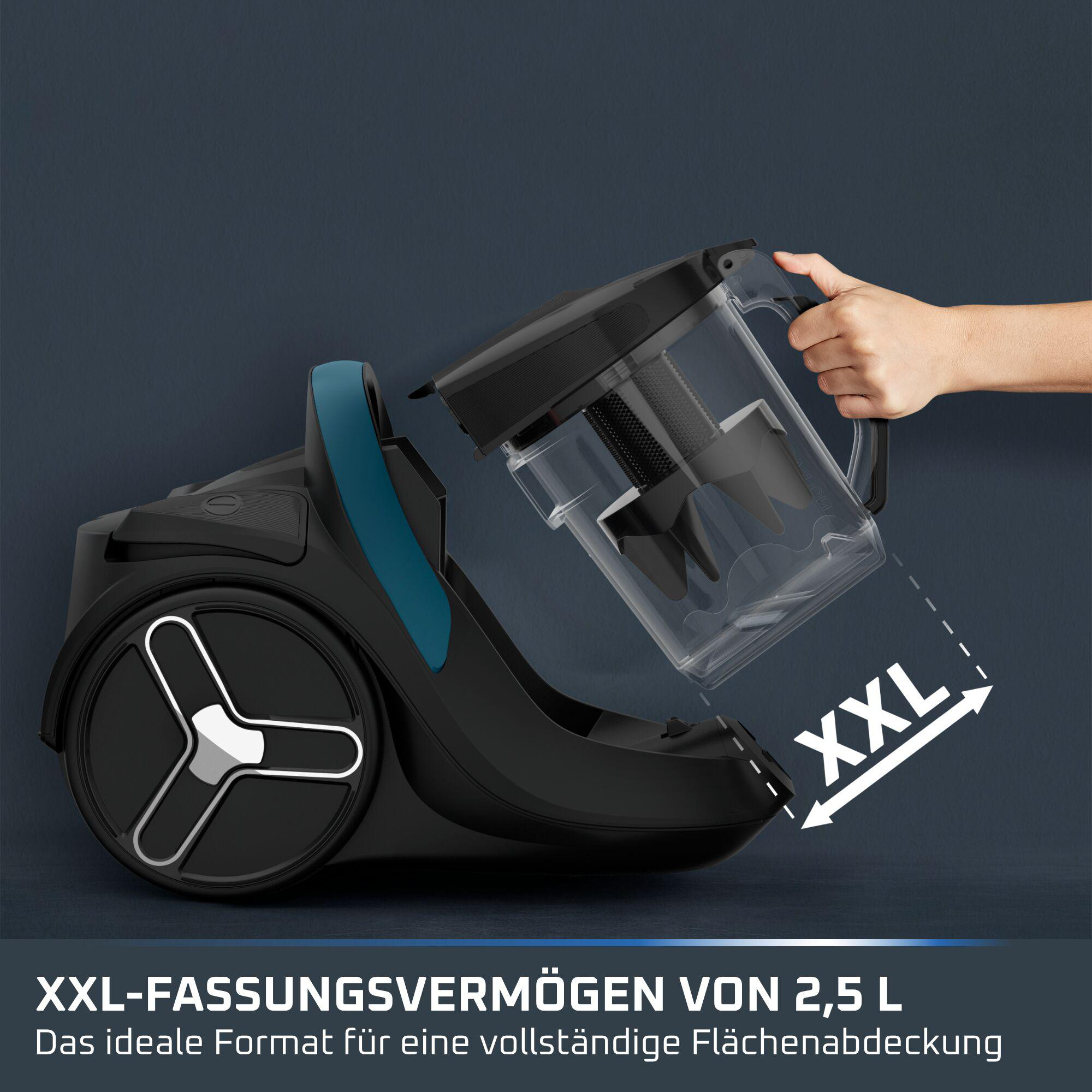 Hand entnimmt großen transparenten Staubbehälter eines schwarzen Staubsaugers vor dunklem Hintergrund.