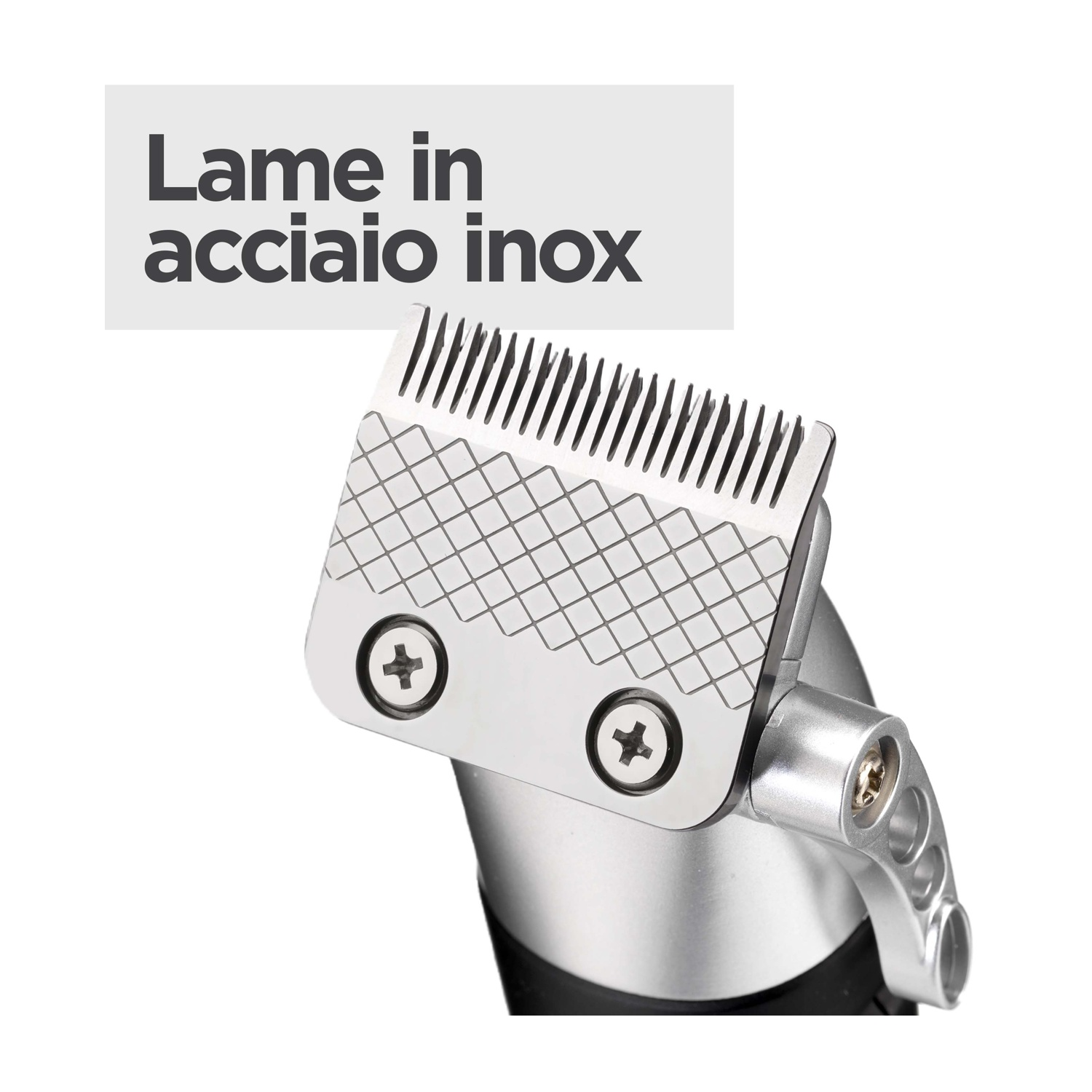 Primo piano delle lame in acciaio inox di un tagliacapelli con testo sopra.