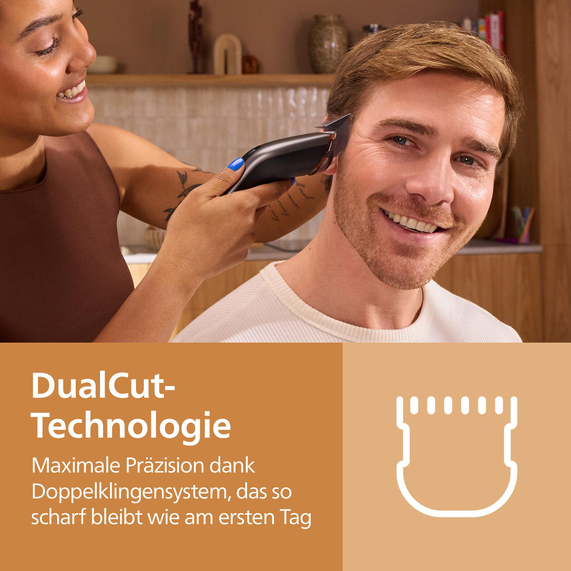 Eine Frau schneidet einem lächelnden Mann die Haare mit einem Haarschneider in der Küche.