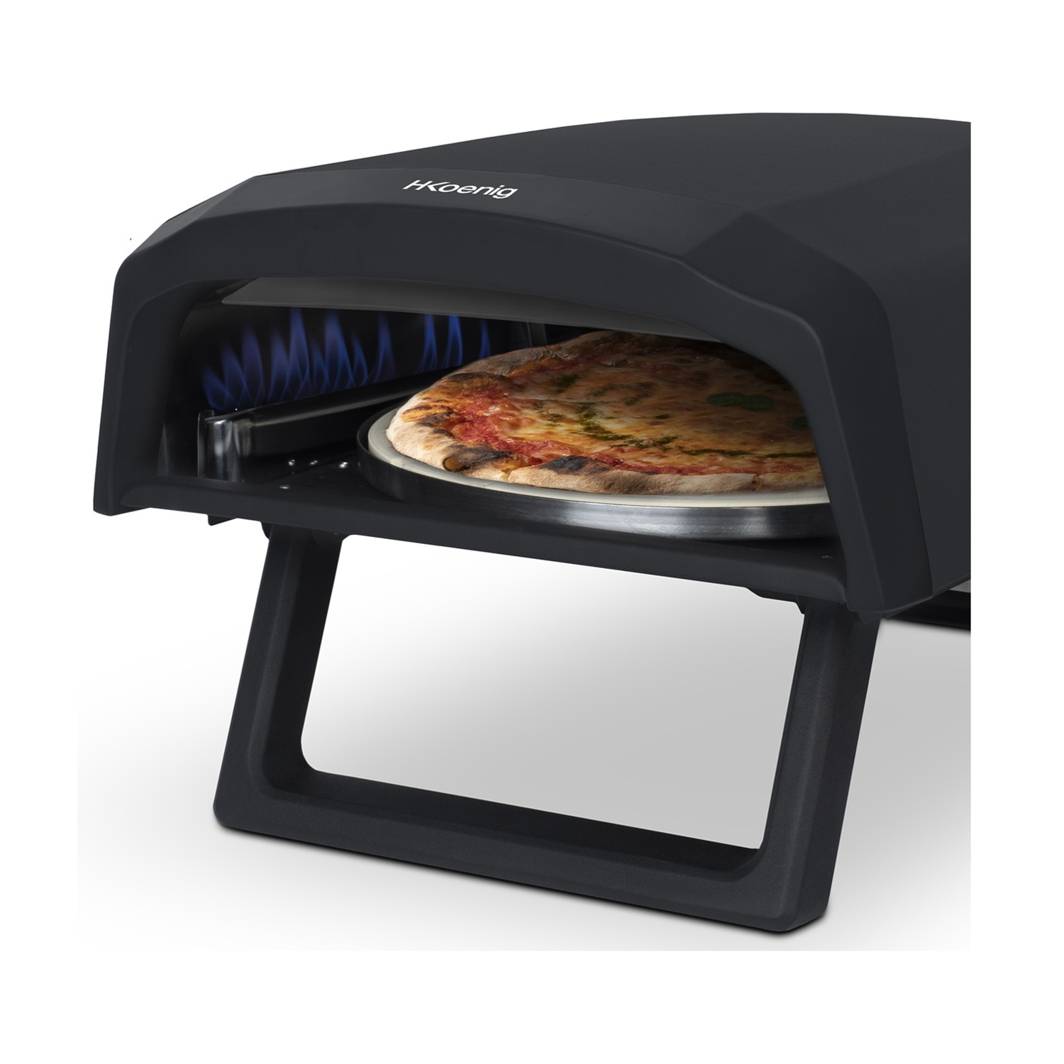 Un forno per pizza portatile H Koenig nero con fiamme blu che cuoce una pizza.