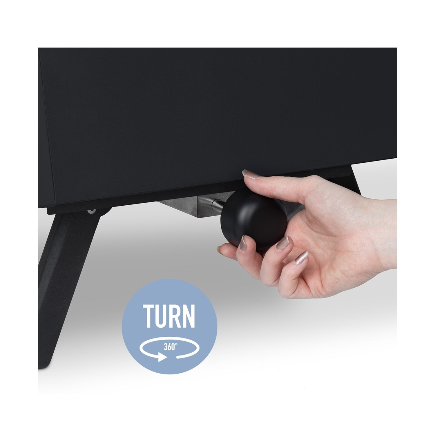 Una mano gira una manopola rotonda nera su un dispositivo nero, accanto a un'icona con la scritta TURN 360°.