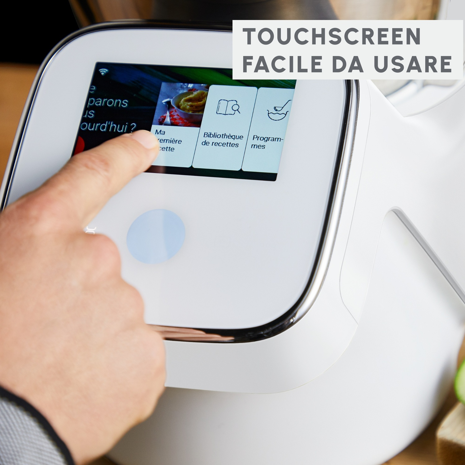 Una mano tocca il touchscreen di un elettrodomestico bianco con un menu.