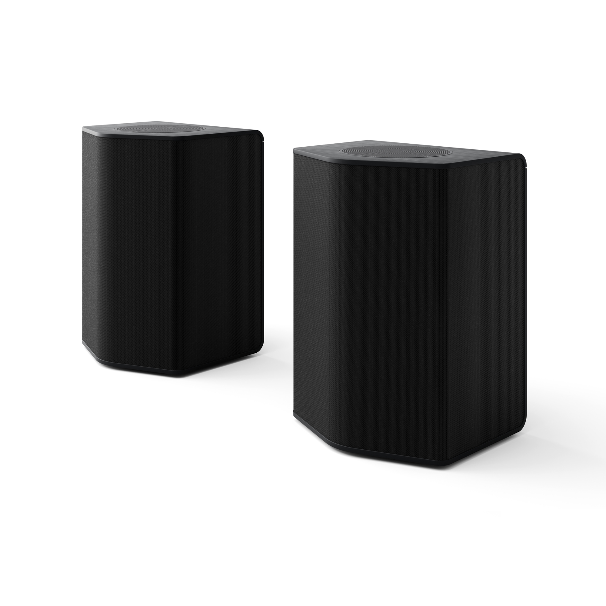 Dos altavoces negros modernos sobre un fondo blanco.