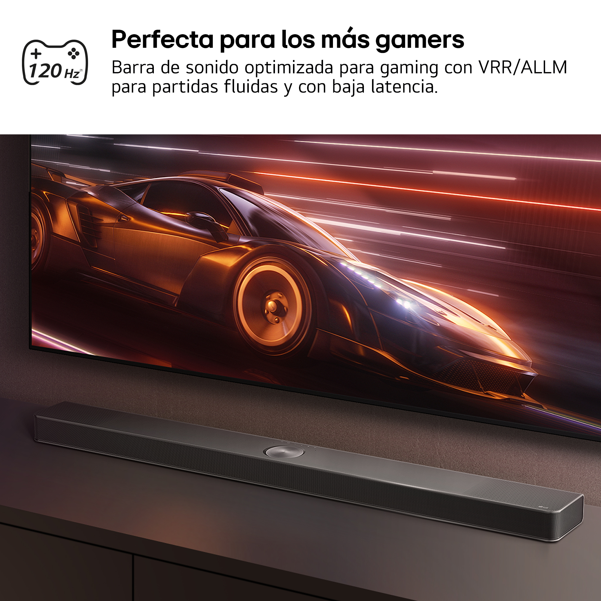 Una barra de sonido negra se encuentra frente a un televisor que muestra un coche de carreras.