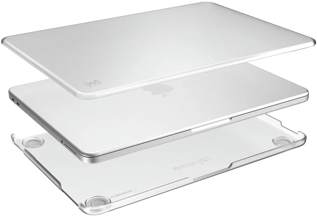 Két átlátszó védőtok közé helyezett laptop robbantott ábrája fehér háttér előtt.