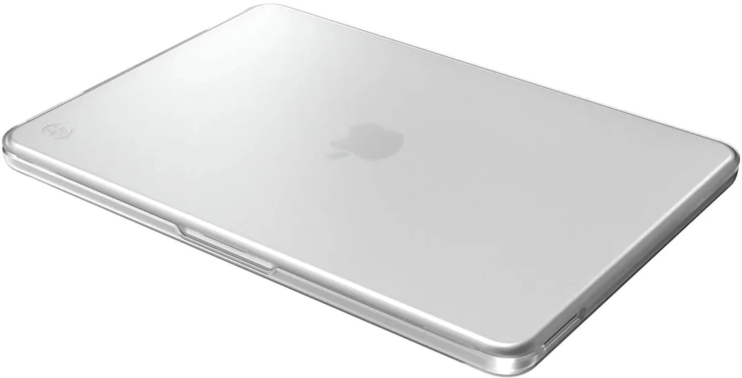 Zárt ezüst színű MacBook áttetsző tokban, fehér háttér előtt.