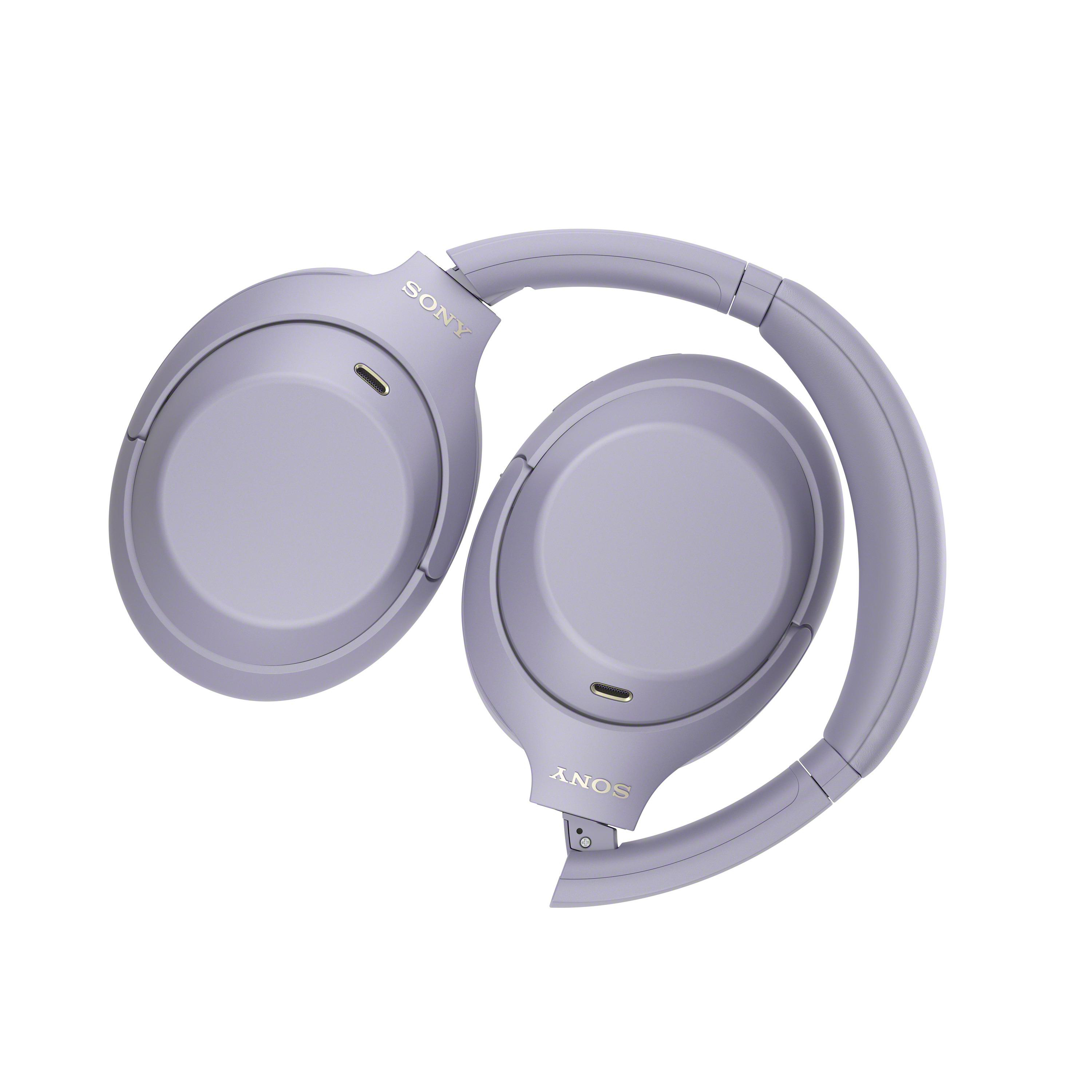 Lavendelfarbene Sony-Over-Ear-Kopfhörer, gefaltet und auf weißem Hintergrund platziert.