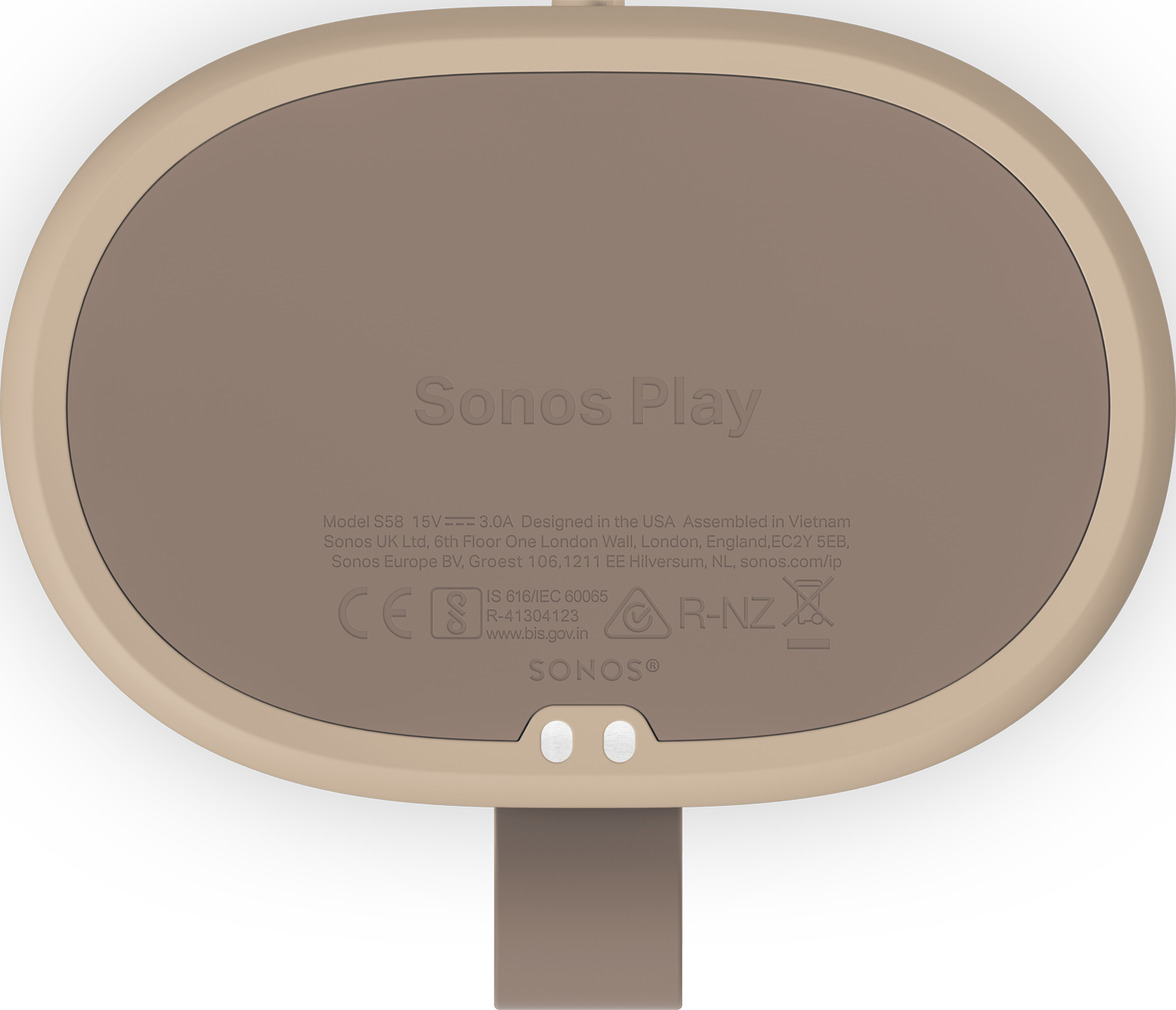 Dessous d'une enceinte Sonos Play beige avec des informations sur le modèle et deux contacts argentés.