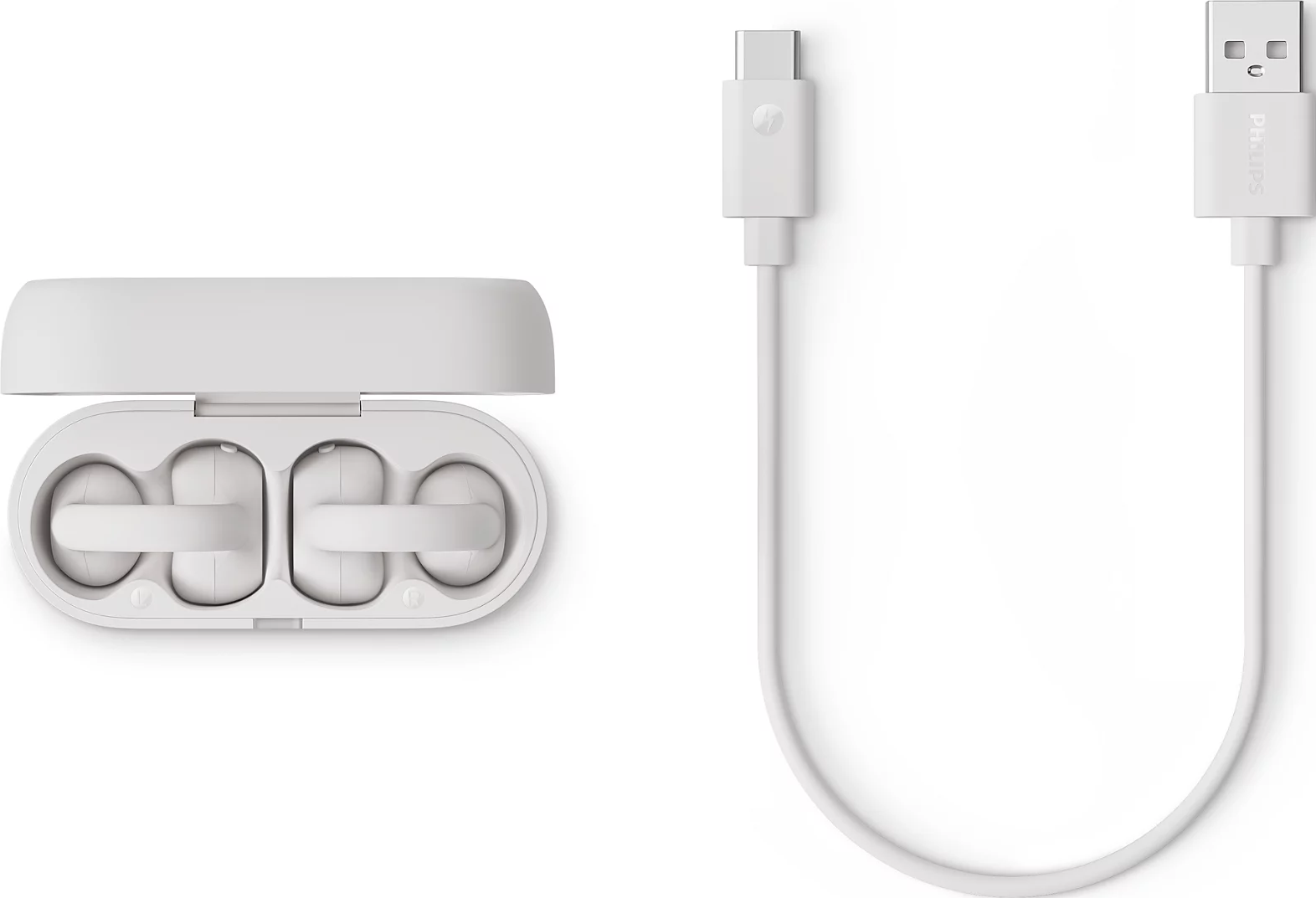 Écouteurs sans fil blancs dans un boîtier de charge et câble USB-C vers USB-A blanc sur fond clair.