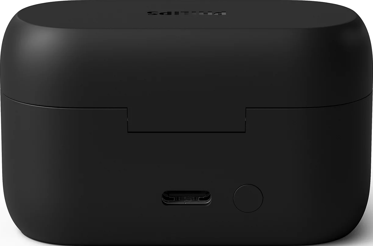 Un boîtier de charge fermé pour écouteurs Philips noirs vu de dos, avec un port USB-C.