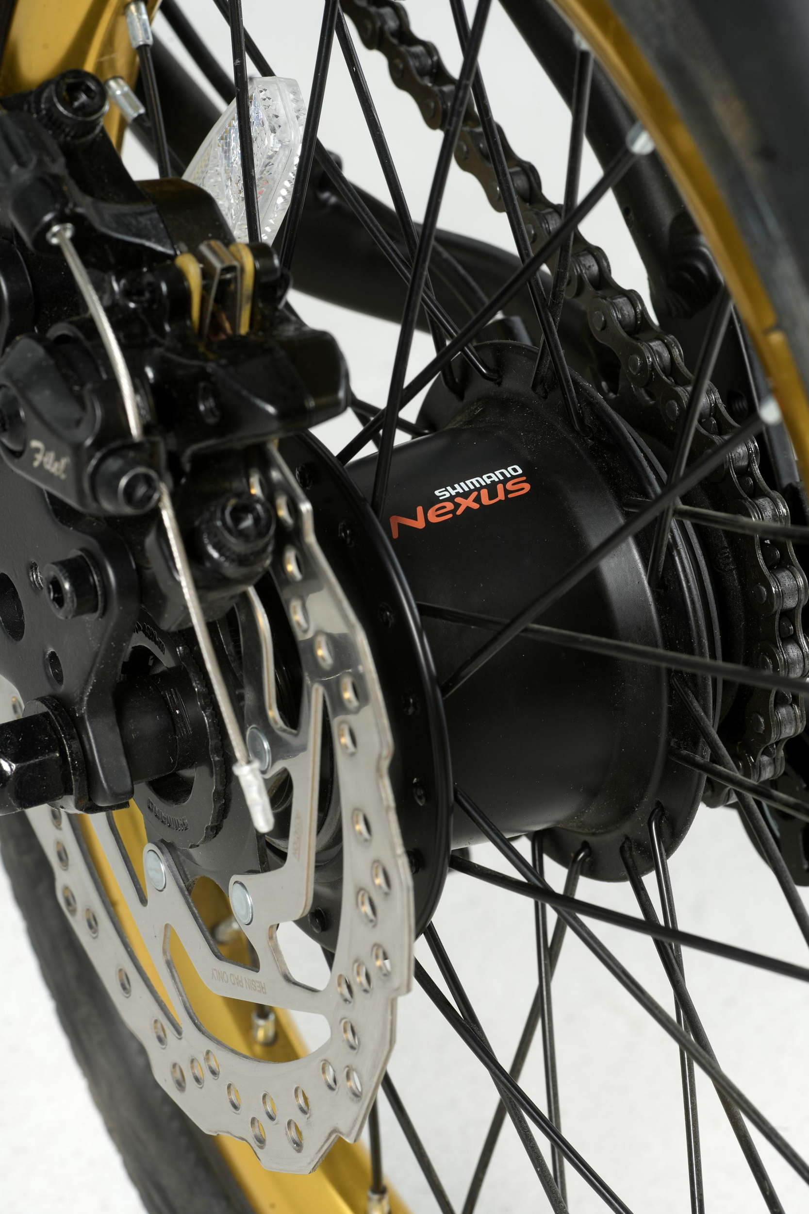 Nahaufnahme eines Fahrrad-Hinterrads mit Shimano Nexus Nabenschaltung, Scheibenbremse und Kette.