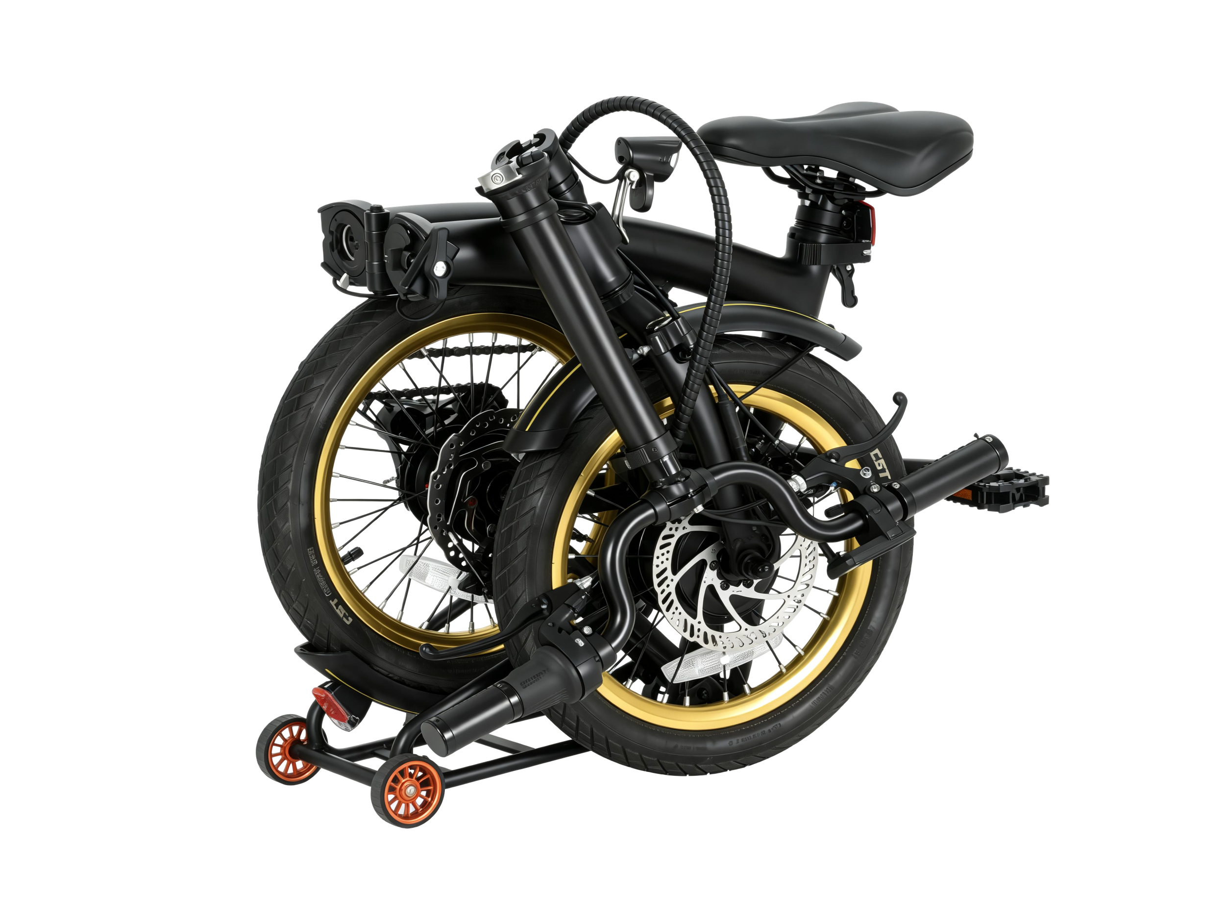 Ein kompaktes, zusammengeklapptes schwarzes Elektrofahrrad mit goldenen Felgen steht auf einem kleinen orangeberäderten Ständer.