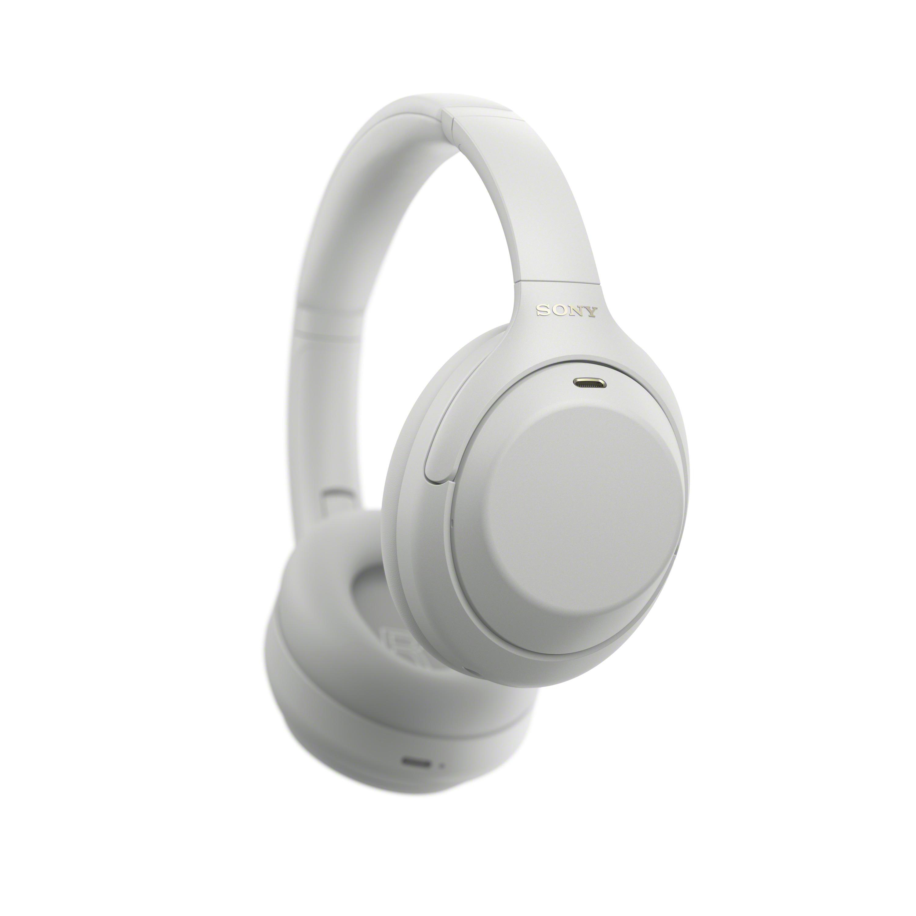 Weiße Over-Ear-Kopfhörer mit Sony-Logo auf weißem Hintergrund.