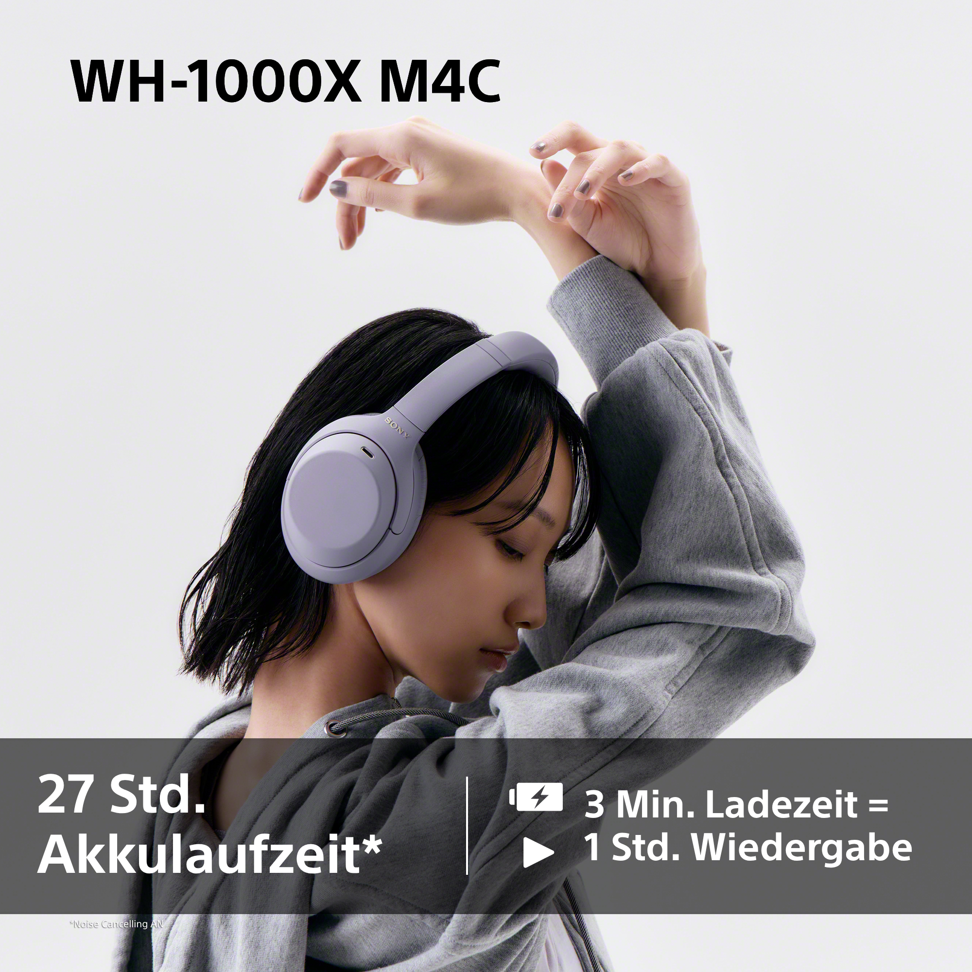 Frau mit grauen Kopfhörern, grauem Hoodie, erhobenen Armen, grauer Hintergrund und Text.