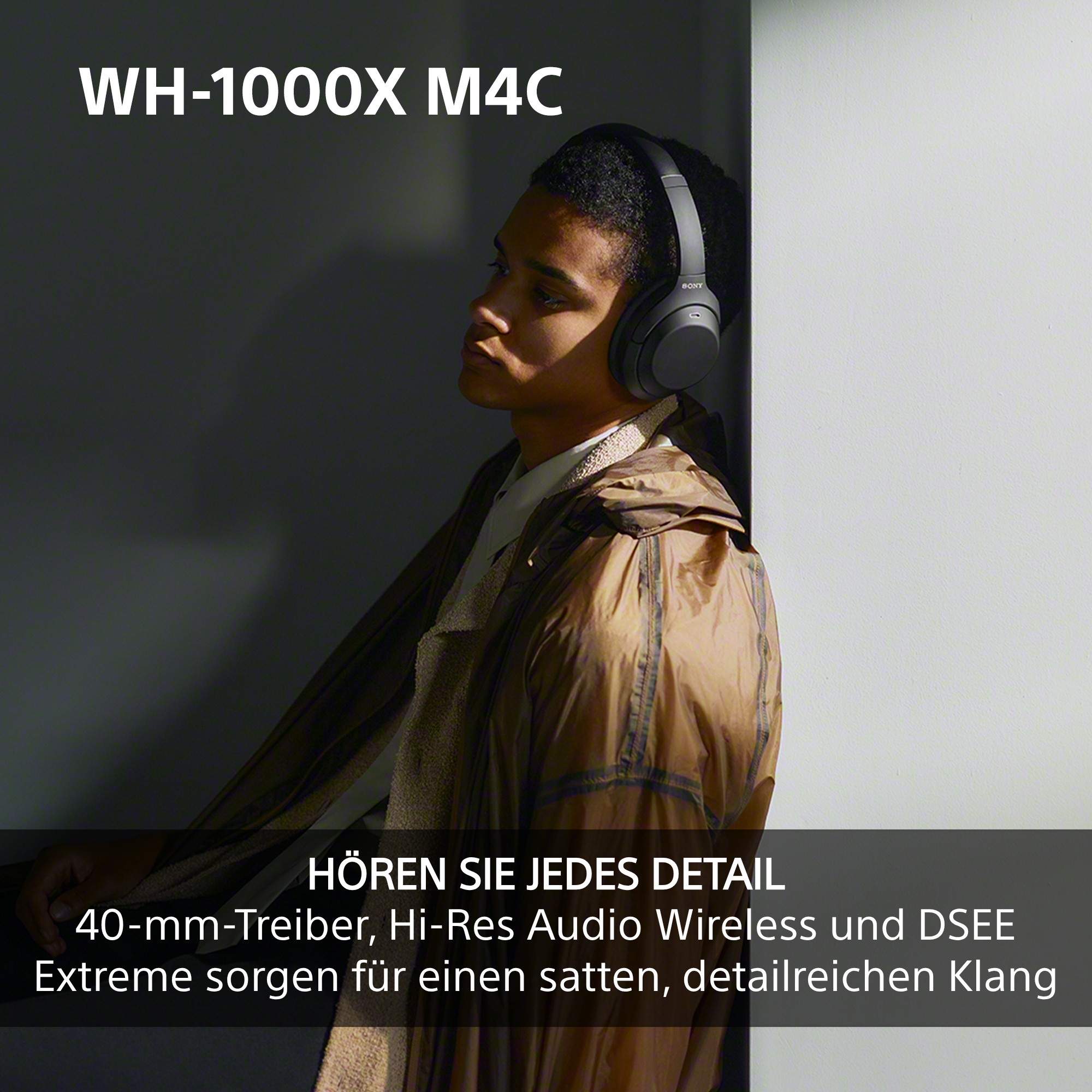 Ein Mann mit Kopfhörern lehnt an einer Wand, Text oben und unten.
