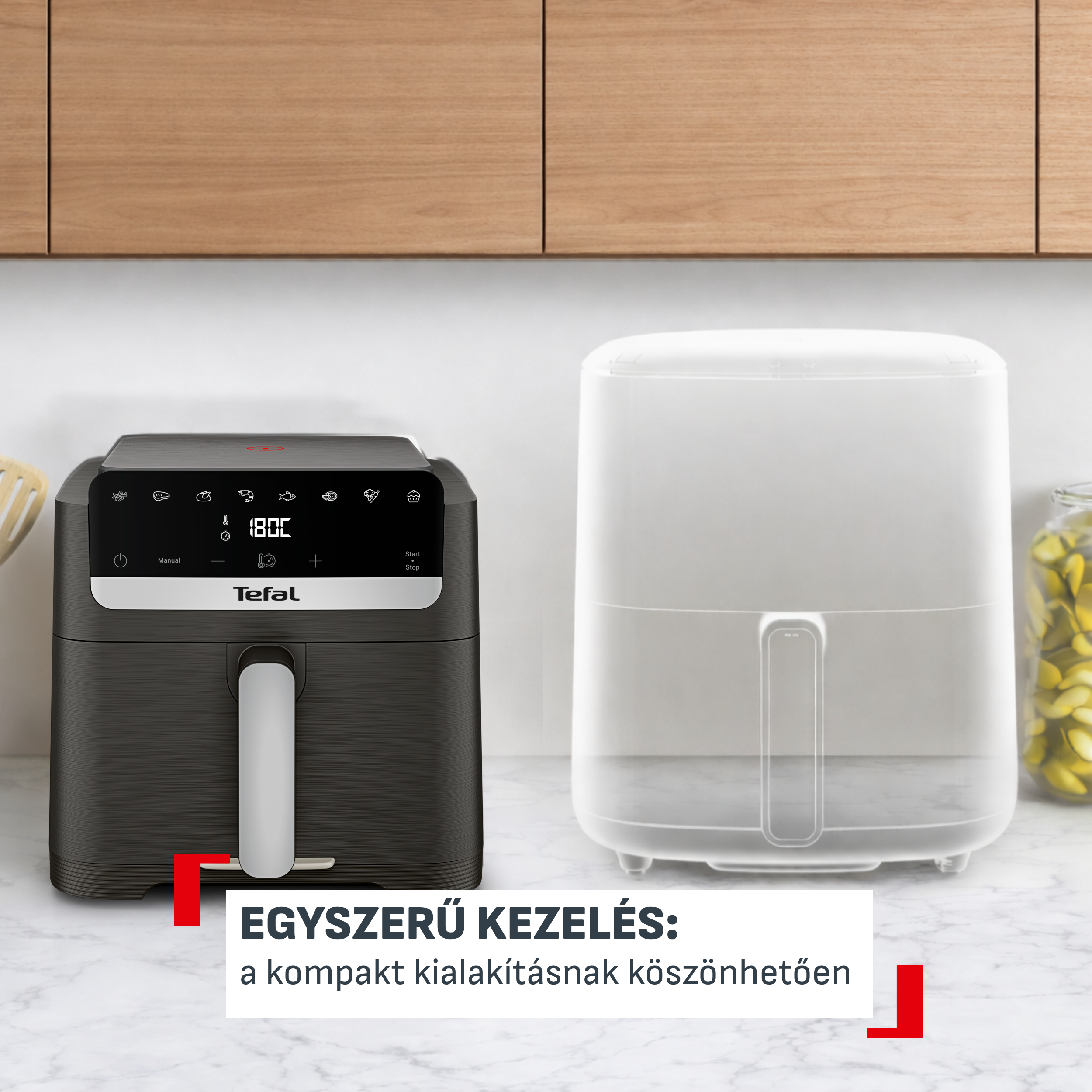 Egy fekete Tefal air fryer a konyhapulton, mellette azonos méretű áttetsző fehér körvonal.