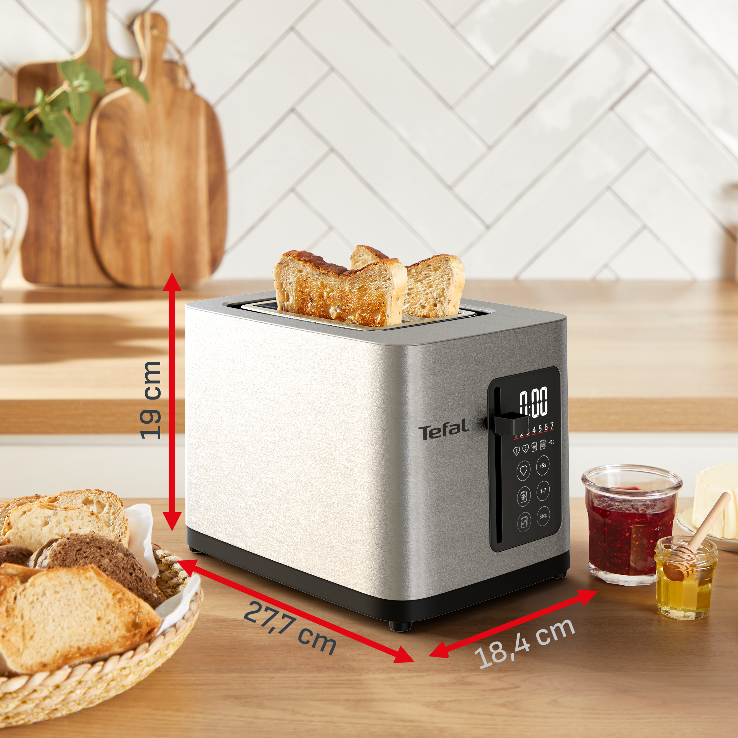 Ezüst Tefal kenyérpirító pirítóssal, méretekkel, kosárral és lekvárral az asztalon.