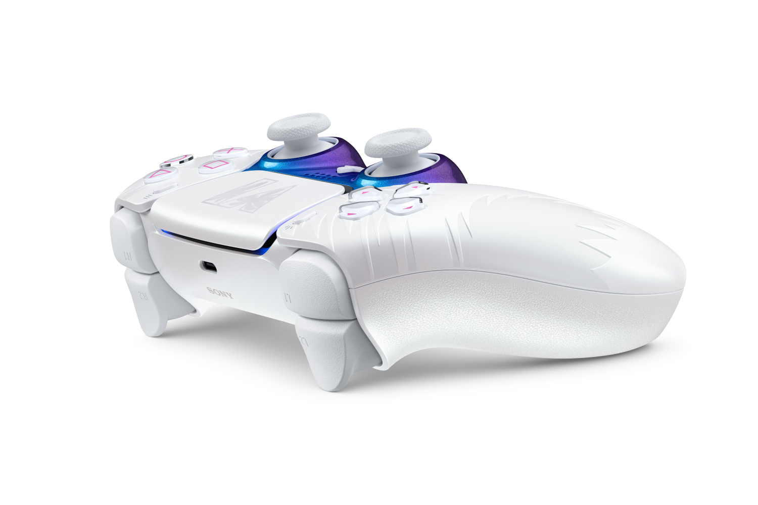 Un controlador de PlayStation 5 blanco y morado sobre fondo negro.