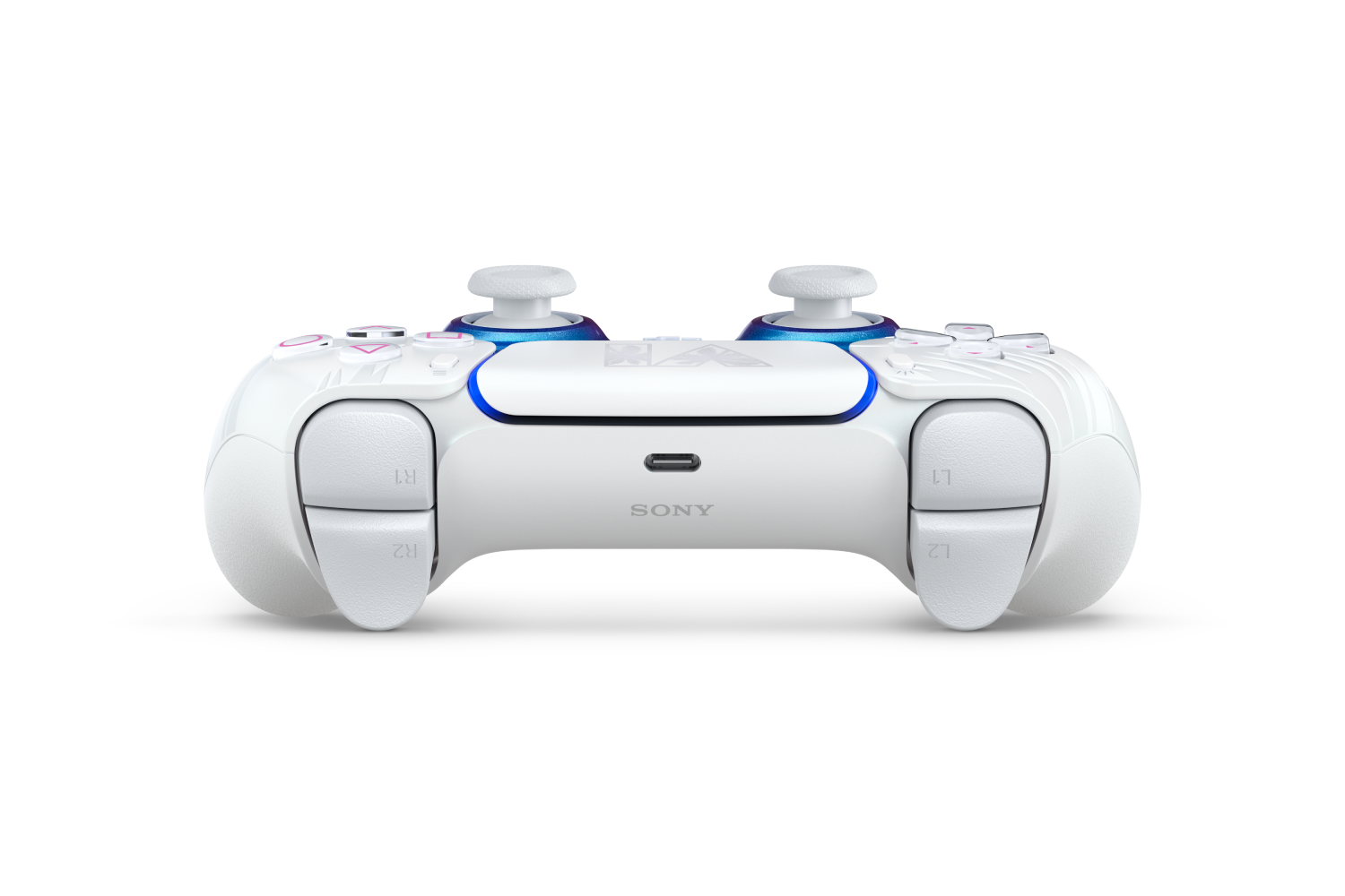 Un mando Sony DualSense blanco visto desde atrás sobre fondo negro, mostrando gatillos y puertos.