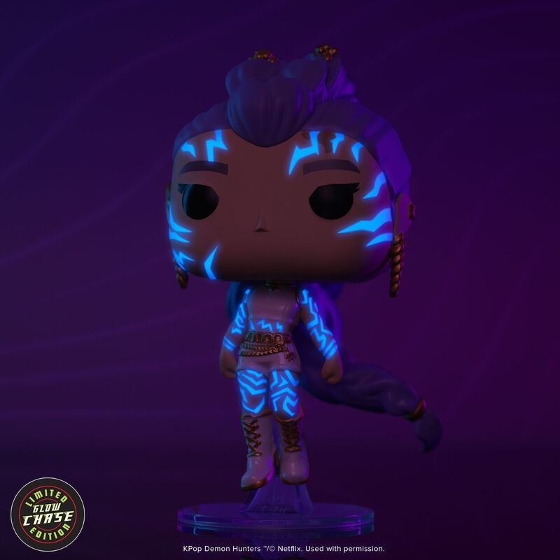 Una figura Funko Pop con marcas azules brillantes en la piel y la ropa sobre un fondo oscuro.