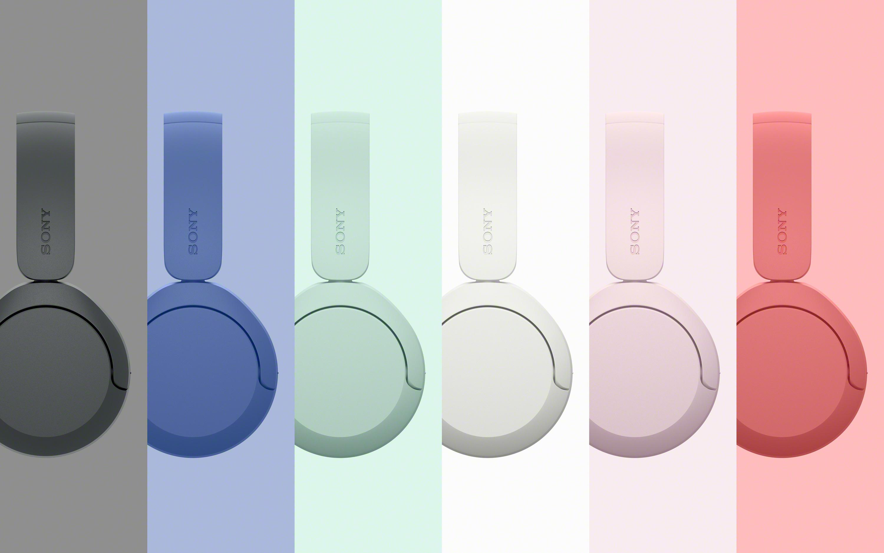 Sechs farbige Sony-Kopfhörer in Grau, Blau, Mintgrün, Weiß, Rosa und Rot vor passendem Hintergrund.