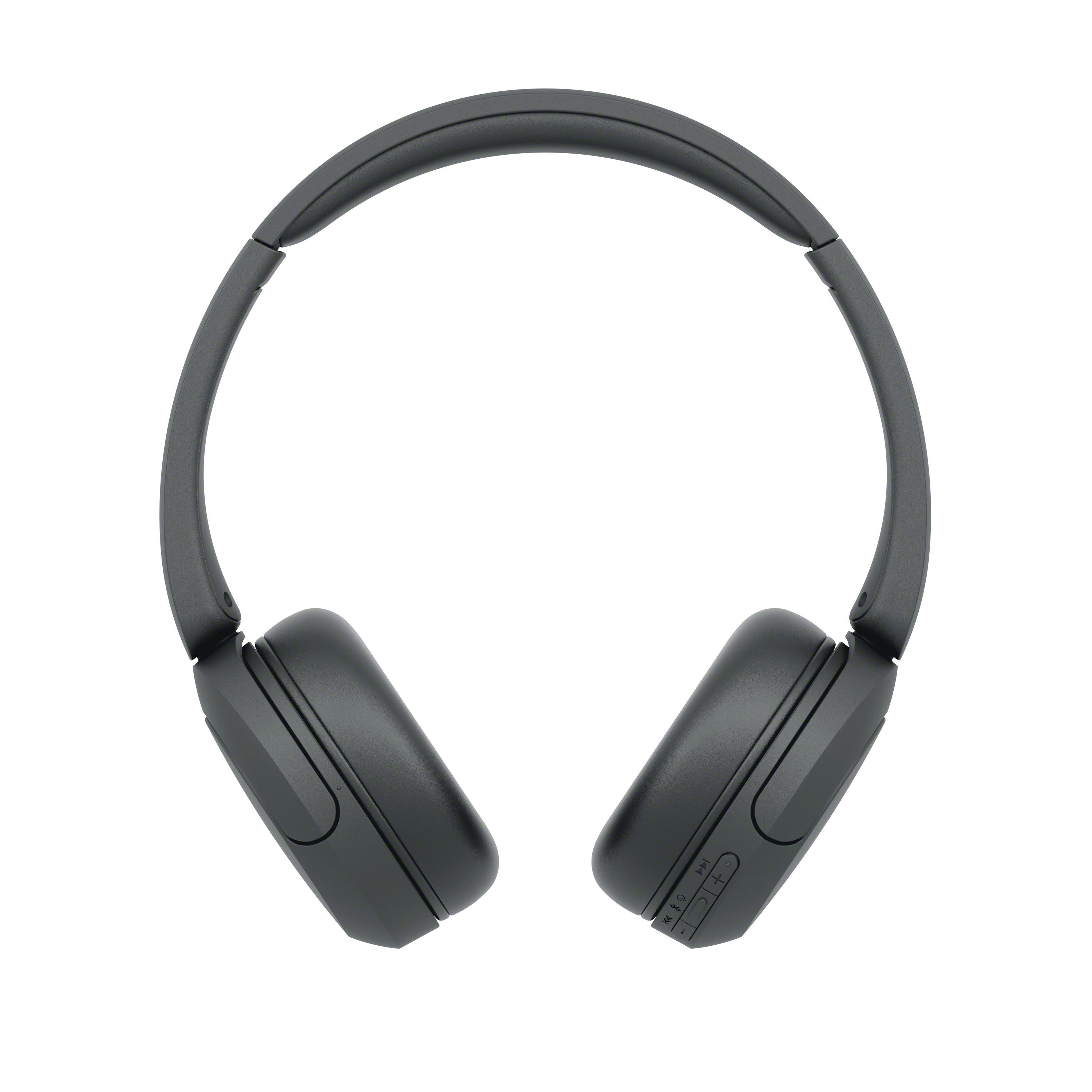 Ein Paar schlichte schwarze Over-Ear-Kopfhörer, von vorne vor weißem Hintergrund gezeigt.