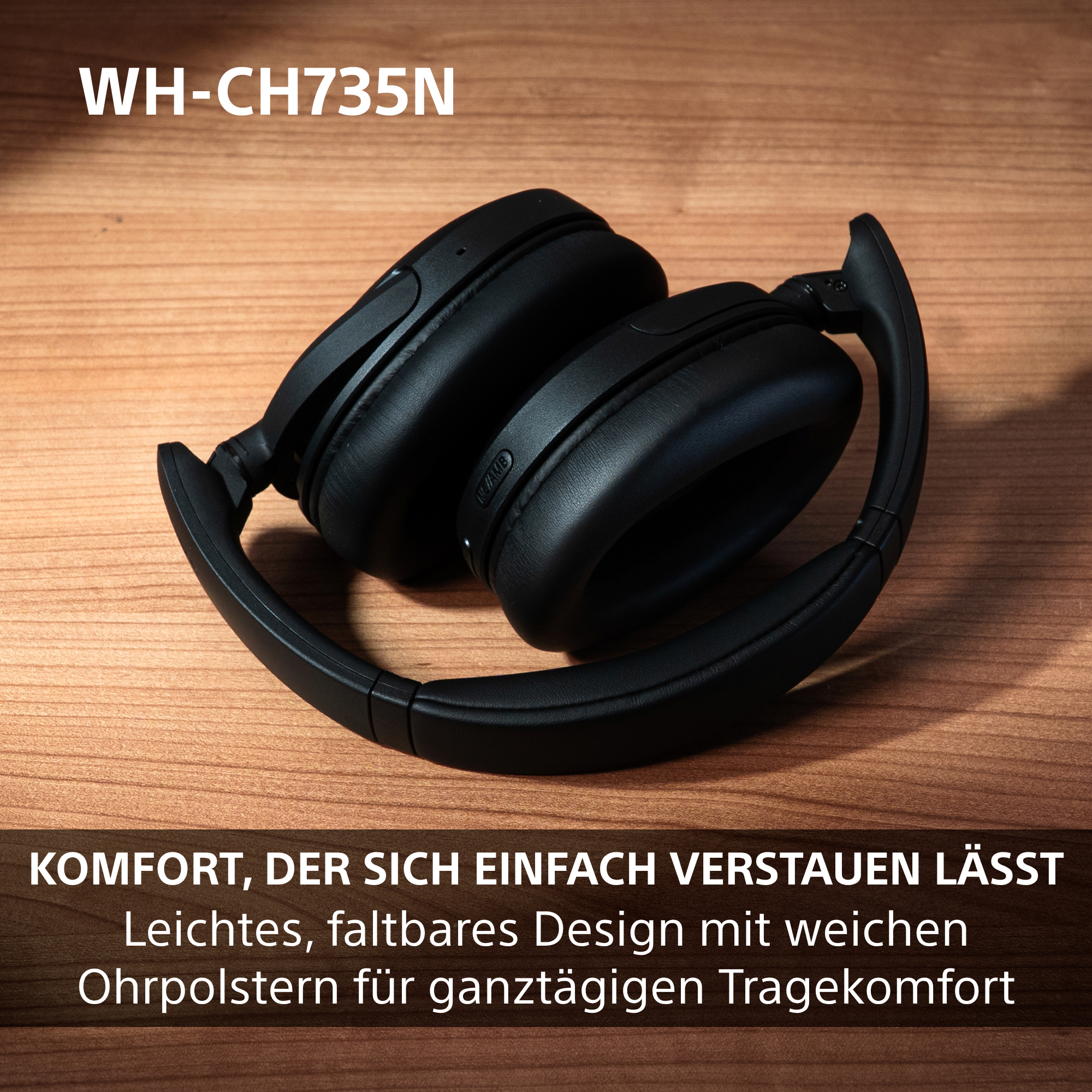 Schwarze, faltbare kabellose Kopfhörer auf einer Holzoberfläche mit Text.
