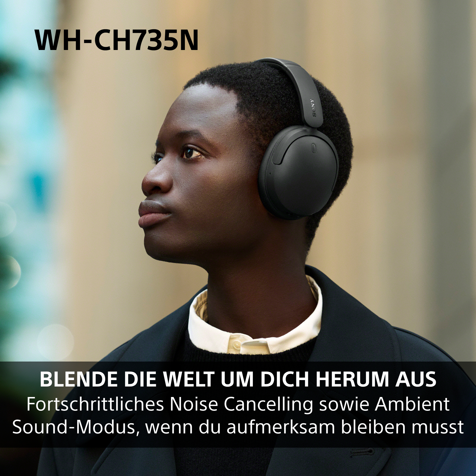 Eine Person trägt schwarze Sony-Kopfhörer vor verschwommenem Hintergrund, mit Textoverlays.