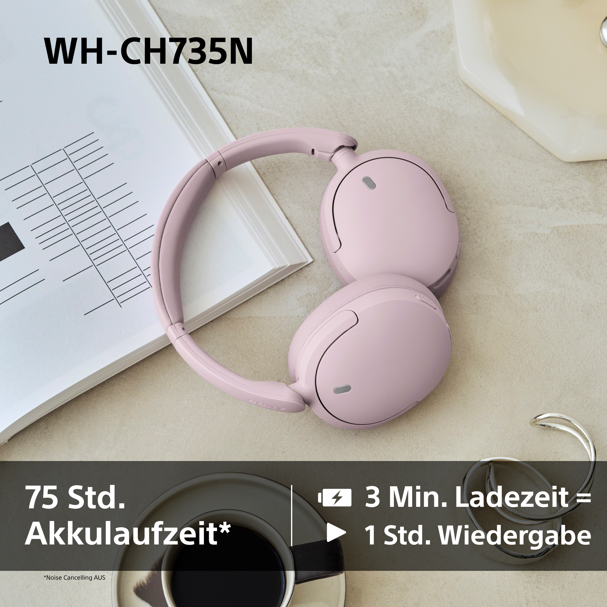 Rosa kabellose Kopfhörer auf heller Oberfläche neben einem Notizbuch, einer Tasse Kaffee und Text.