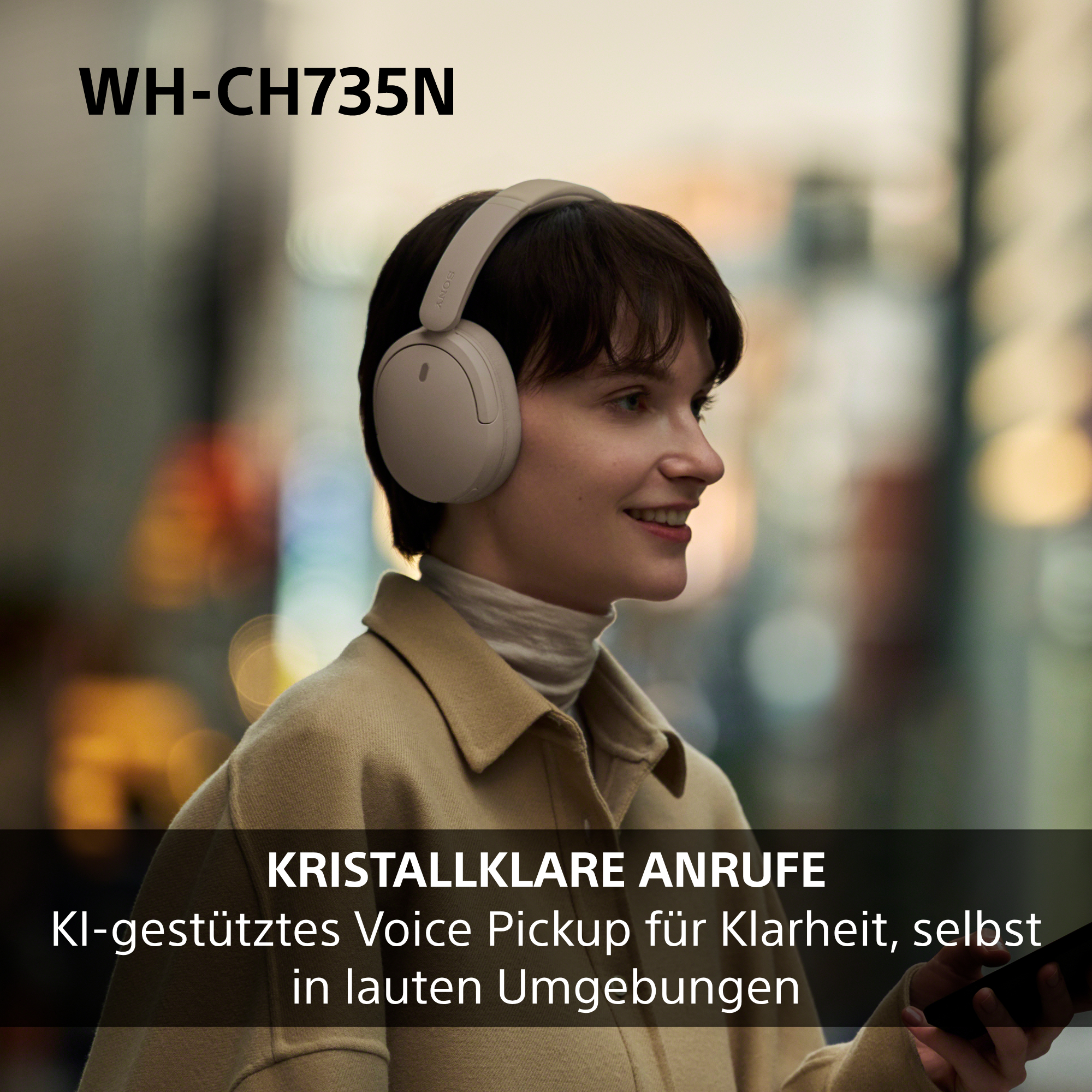 Eine Frau mit beige Kopfhörern lächelt auf einer belebten Straße.