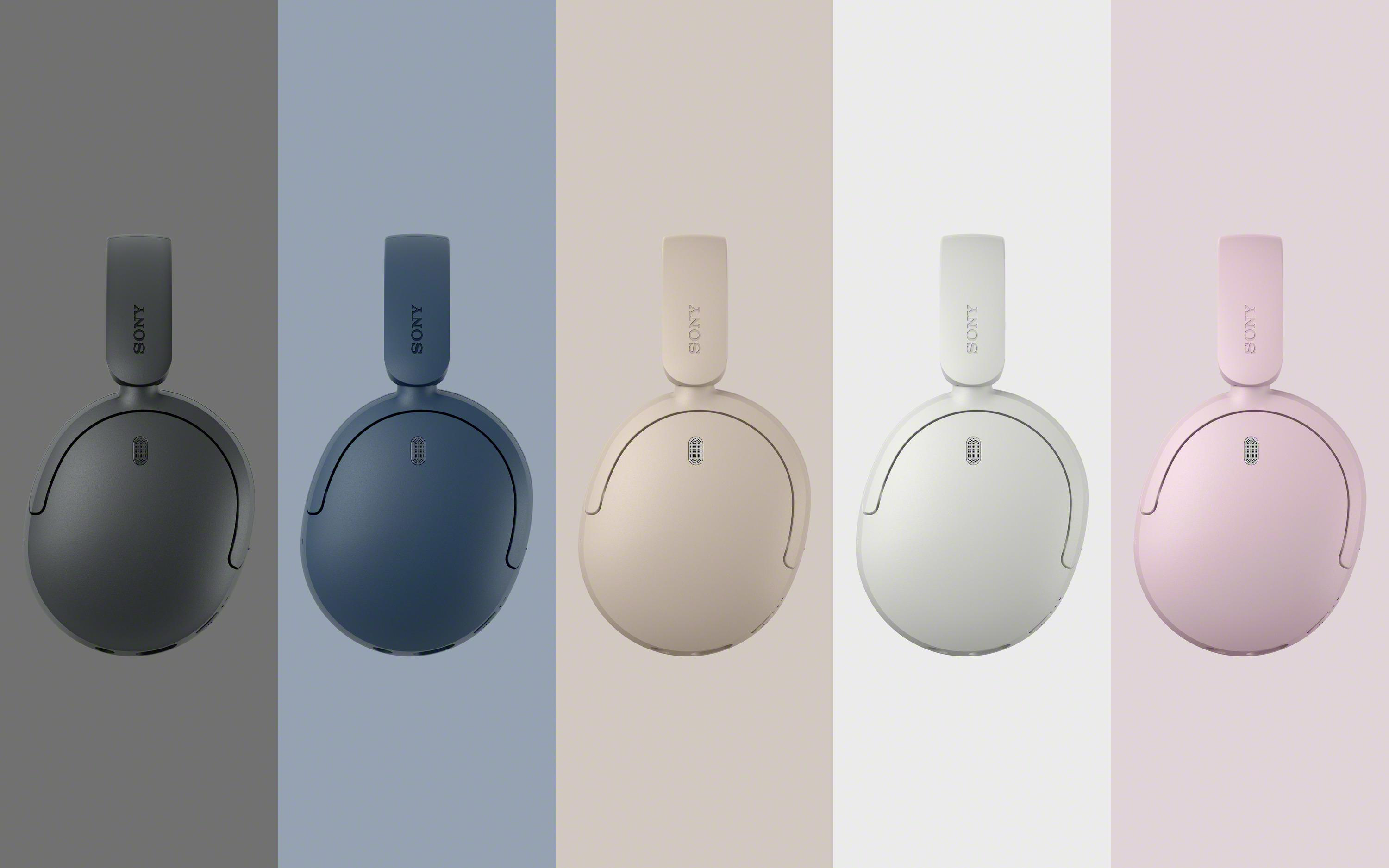 Fünf Sony Over-Ear-Kopfhörer in Schwarz, Blau, Beige, Weiß und Rosa vor passenden Hintergründen.