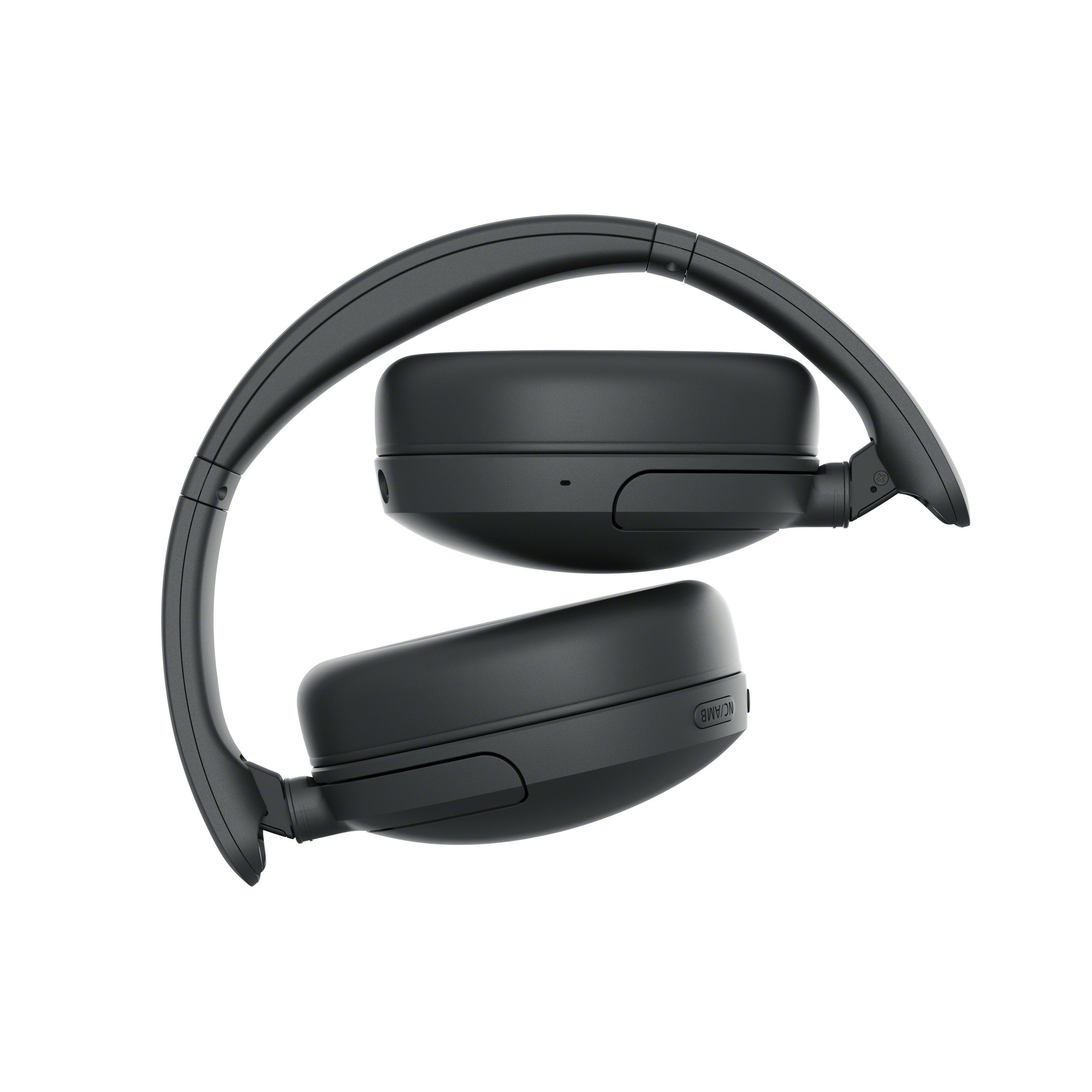 Schwarze, zusammengeklappte kabellose Over-Ear-Kopfhörer vor einem weißen Hintergrund.