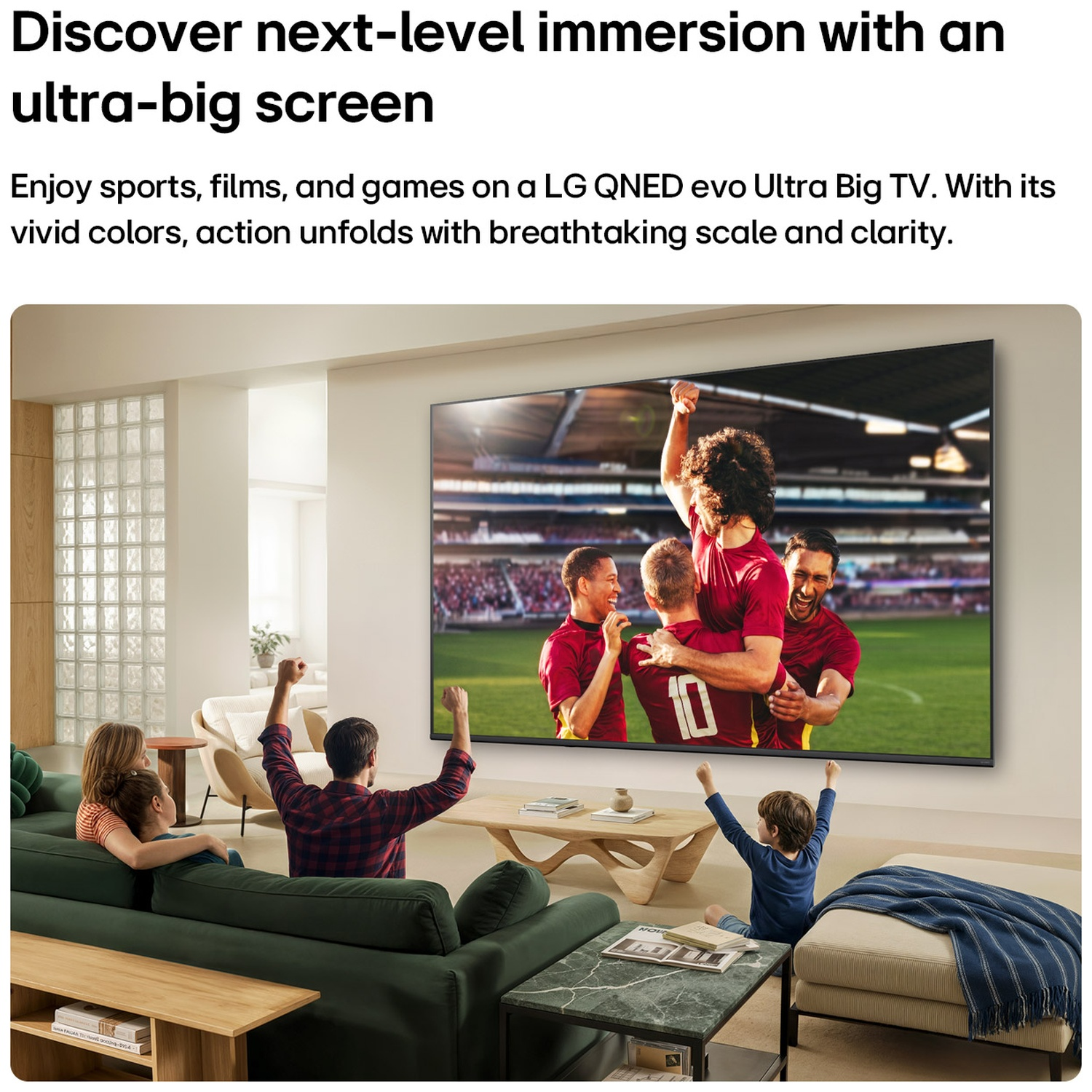 Une famille regarde un match de football sur un grand téléviseur dans un salon lumineux.