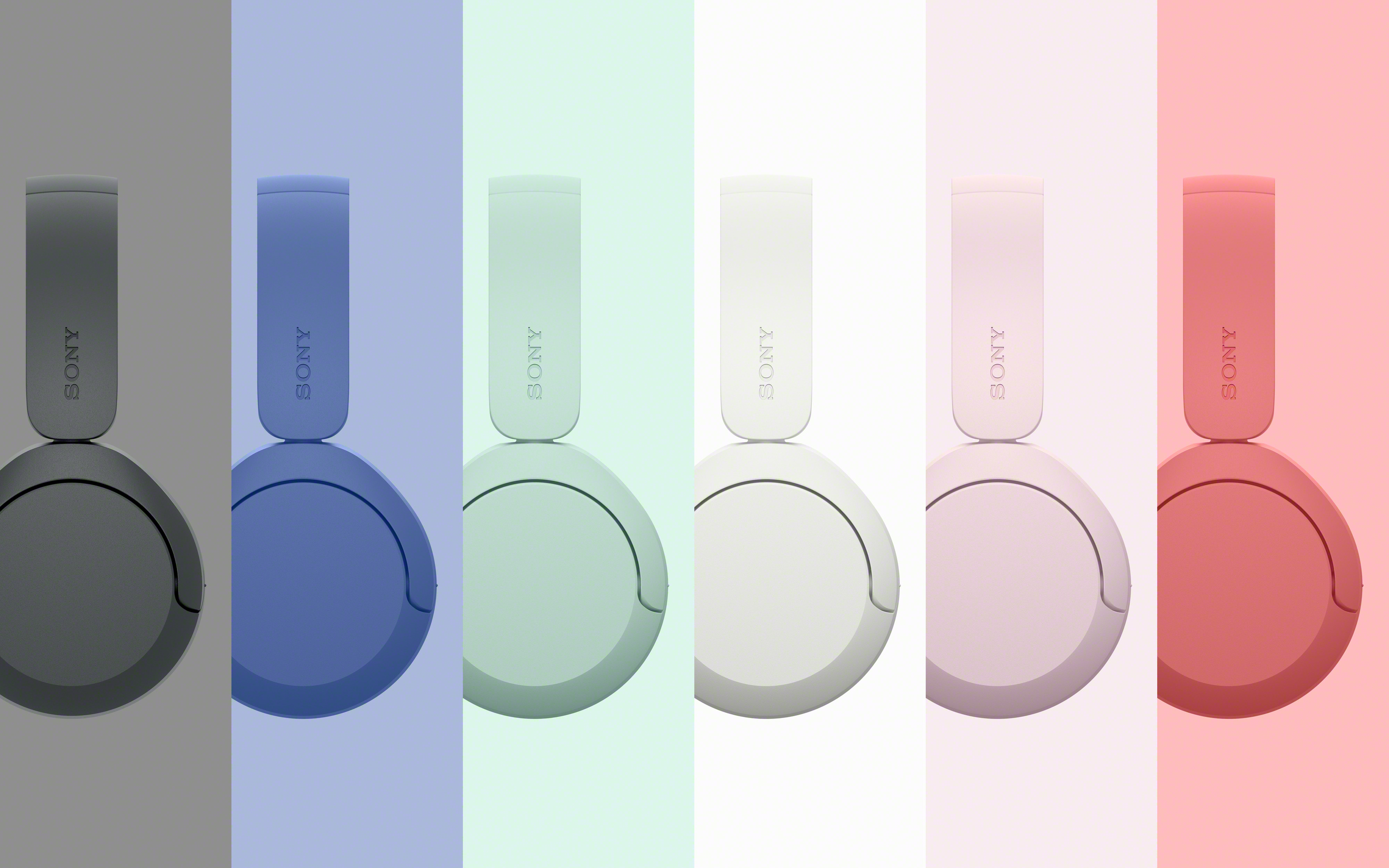 Sechs farbige Sony-Kopfhörer in Grau, Blau, Mint, Weiß, Rosa und Rot vor passendem Hintergrund.
