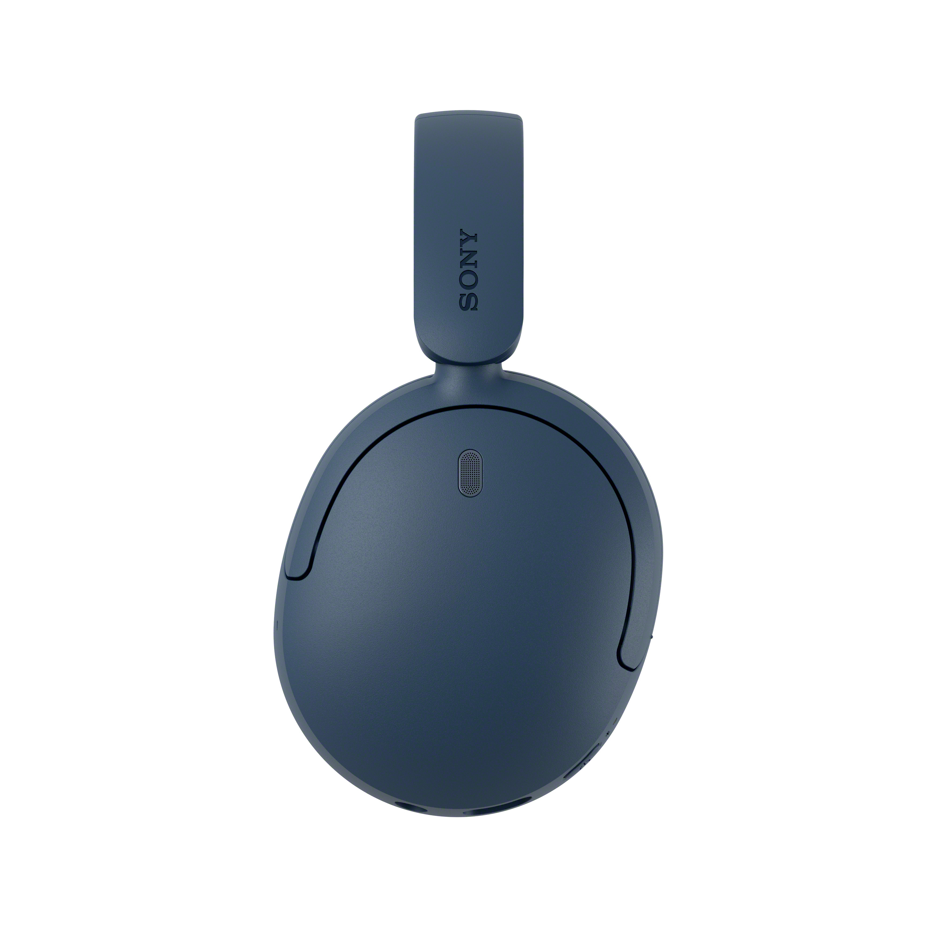 Blaue Sony Over-Ear-Kopfhörer mit Mikrofonöffnung auf der Ohrmuschel auf weißem Hintergrund.