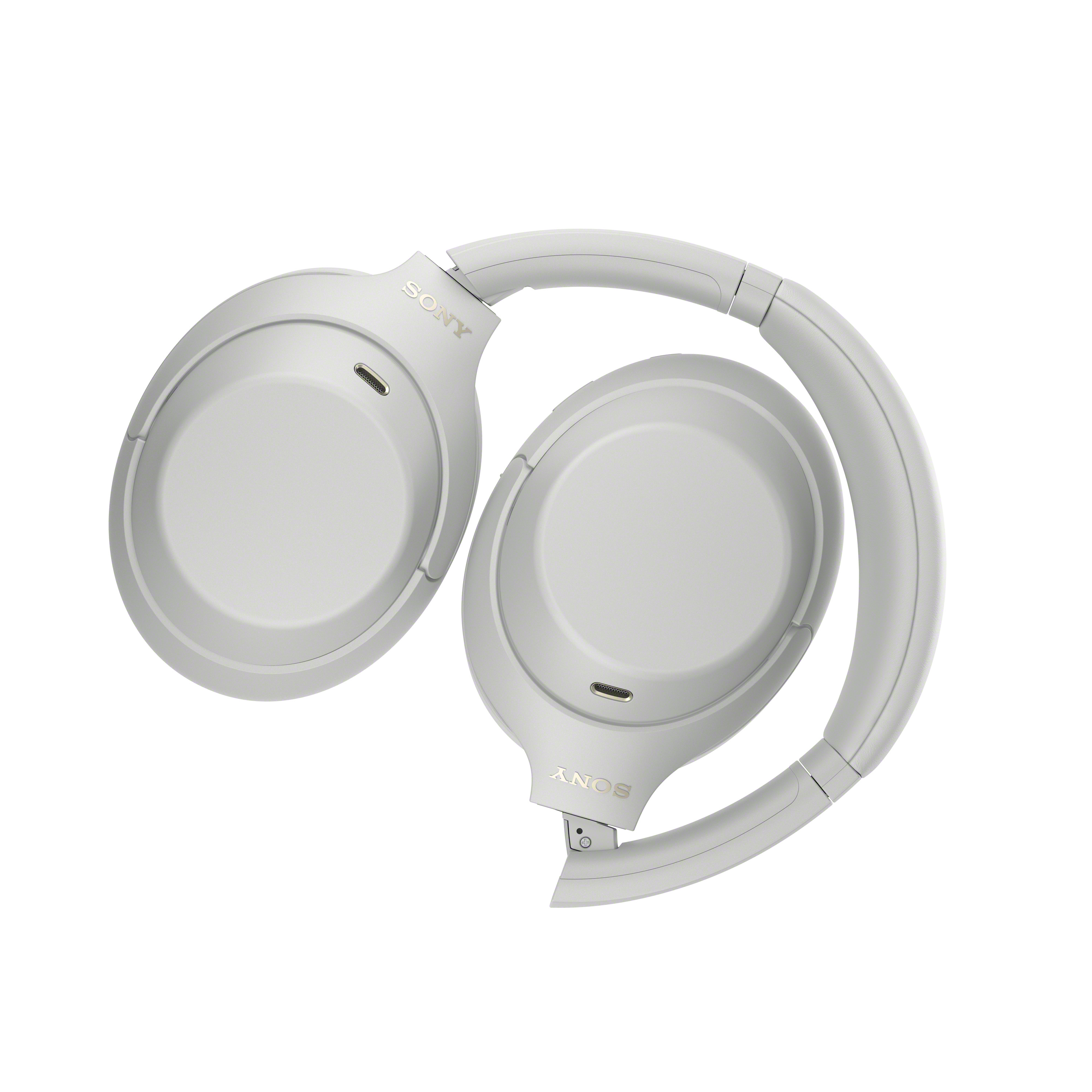 Weiße Sony-Over-Ear-Kopfhörer, teilweise zusammengeklappt, vor weißem Hintergrund.