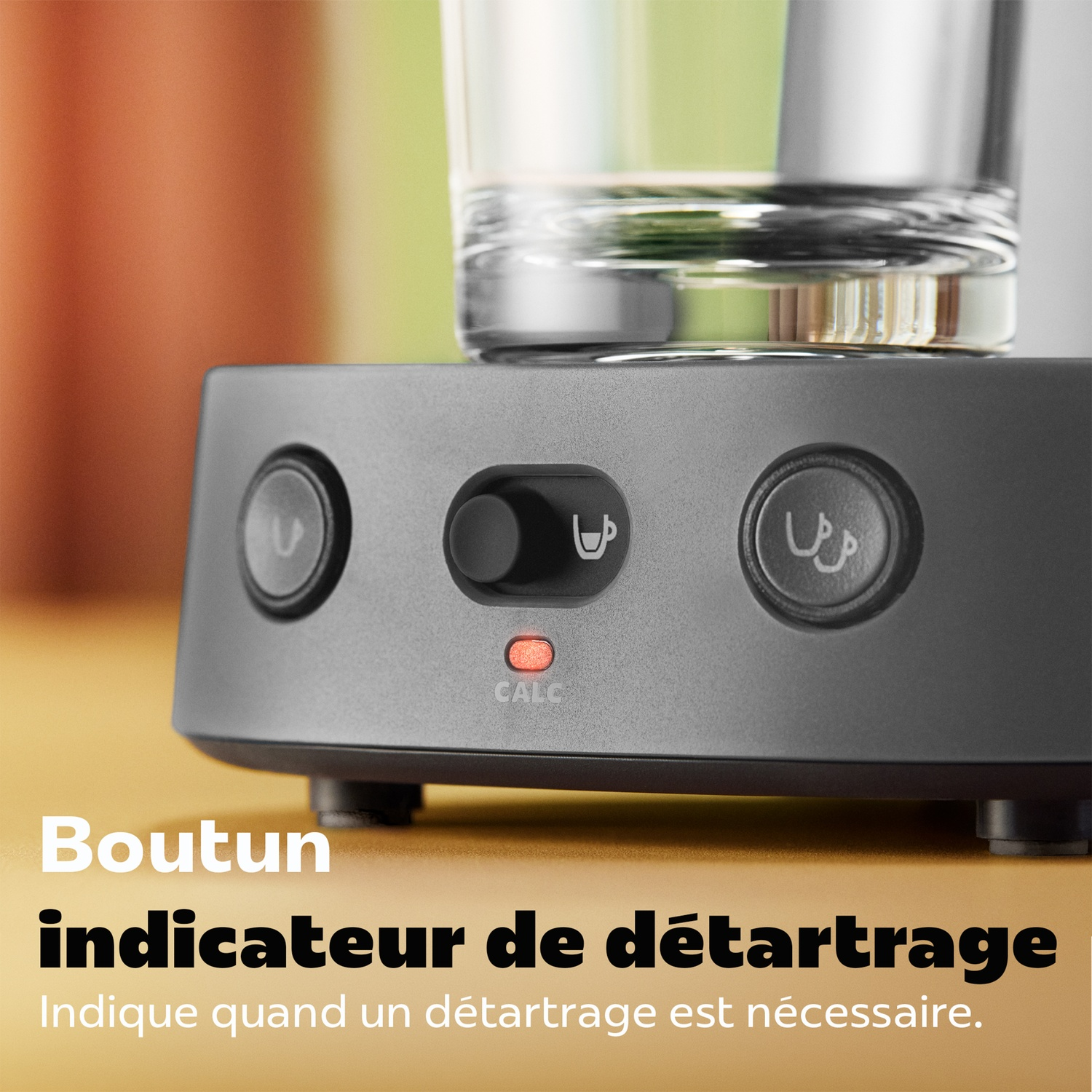 Base de cafetière grise avec boutons et voyant de détartrage.
