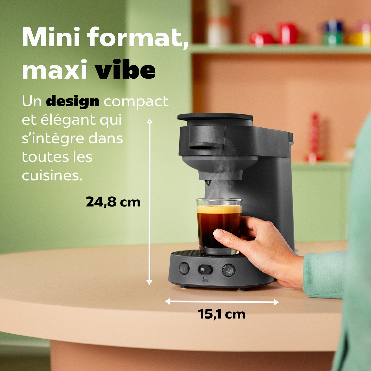 Machine à café noire compacte sur une table avec dimensions et texte.