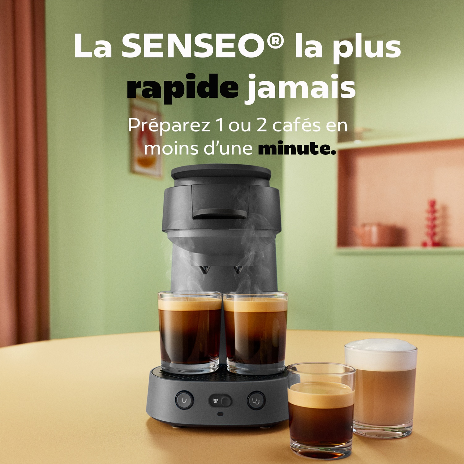 Une cafetière Senseo noire prépare deux tasses de café simultanément, avec du texte publicitaire.