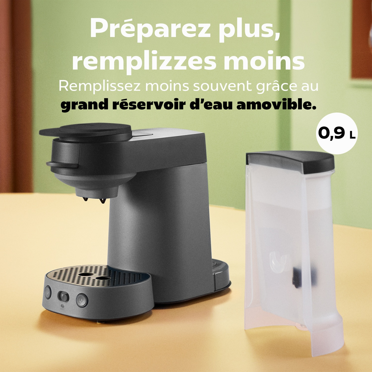 Cafetière grise avec réservoir d'eau amovible de 0,9 litre sur table jaune.