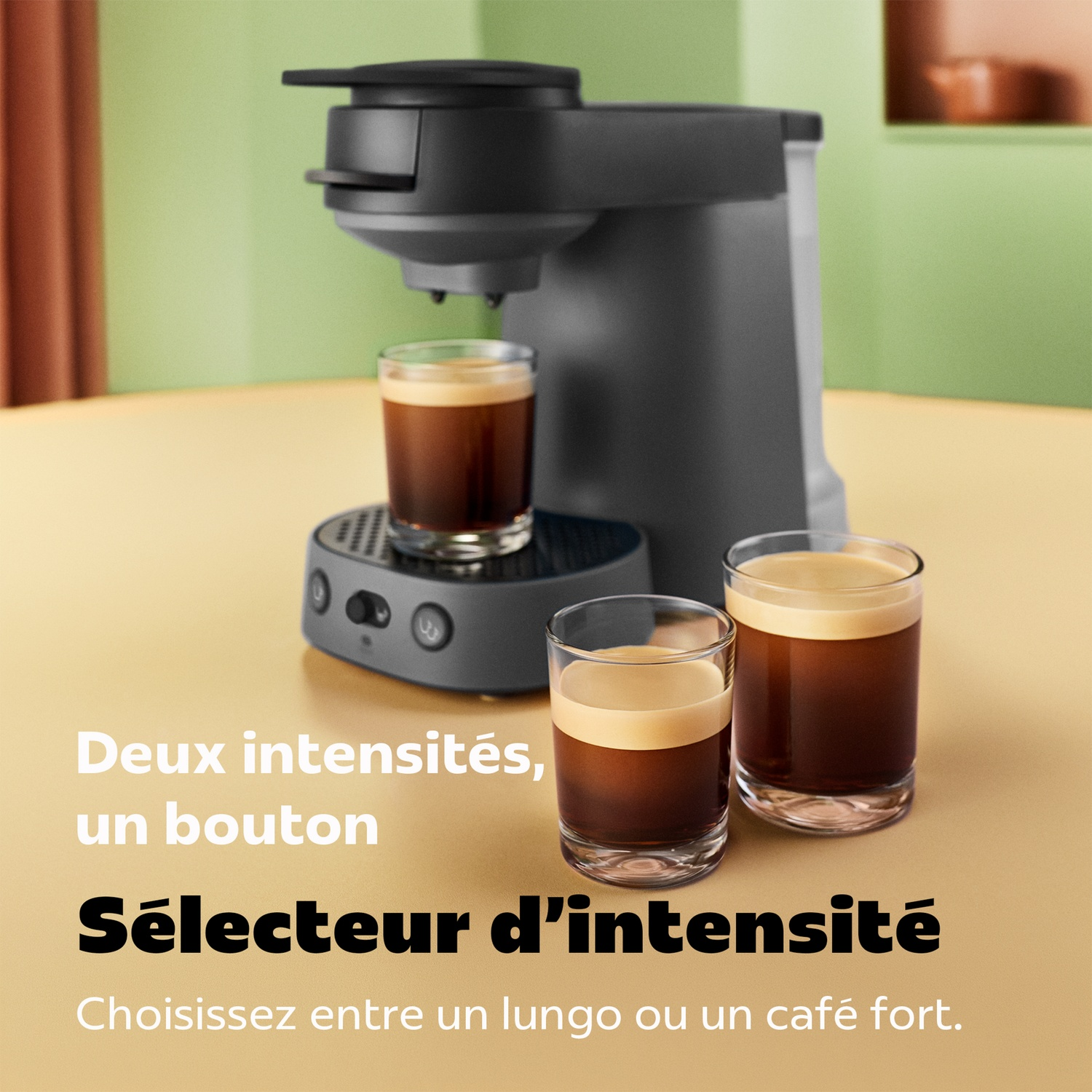 Une cafetière noire sur une table avec trois verres de café remplis. Du texte français est superposé en bas.