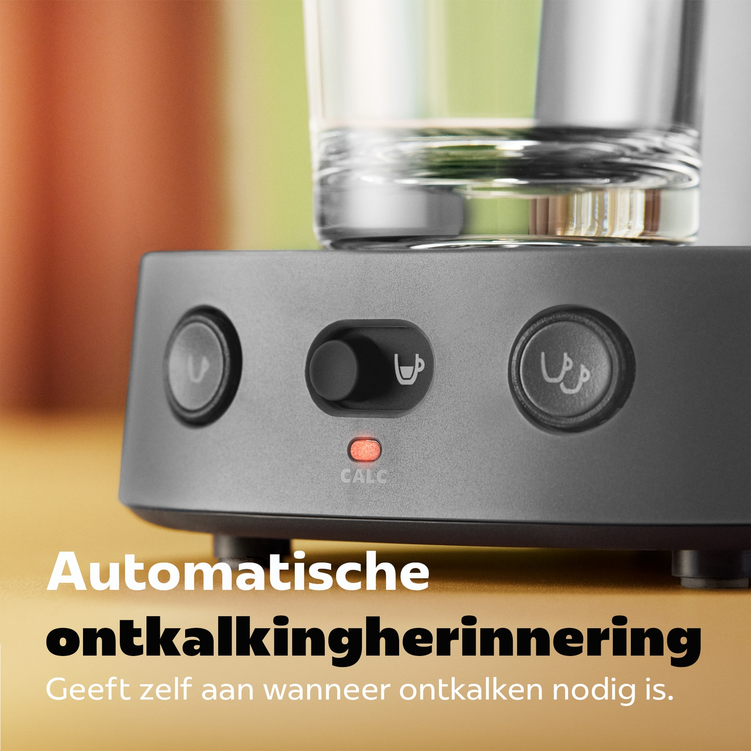 Grijze koffiemachinevoet met knoppen, een schakelaar en een brandend kalkwaarschuwingslampje.