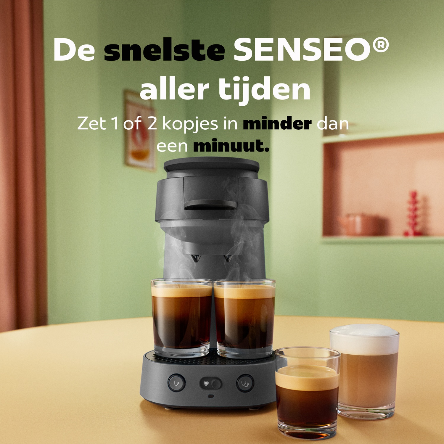 Een grijze kofiezetapparaat zet twee kopjes koffie op een tafel, met Nederlandse tekst erboven.